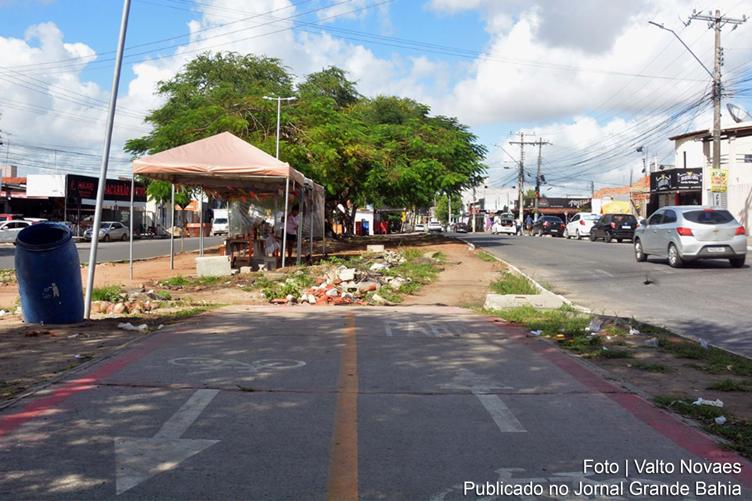 Operação de remoção de barracas na Avenida Fraga Maia visa finalizar a construção de ciclovia e revitalizar espaço público.