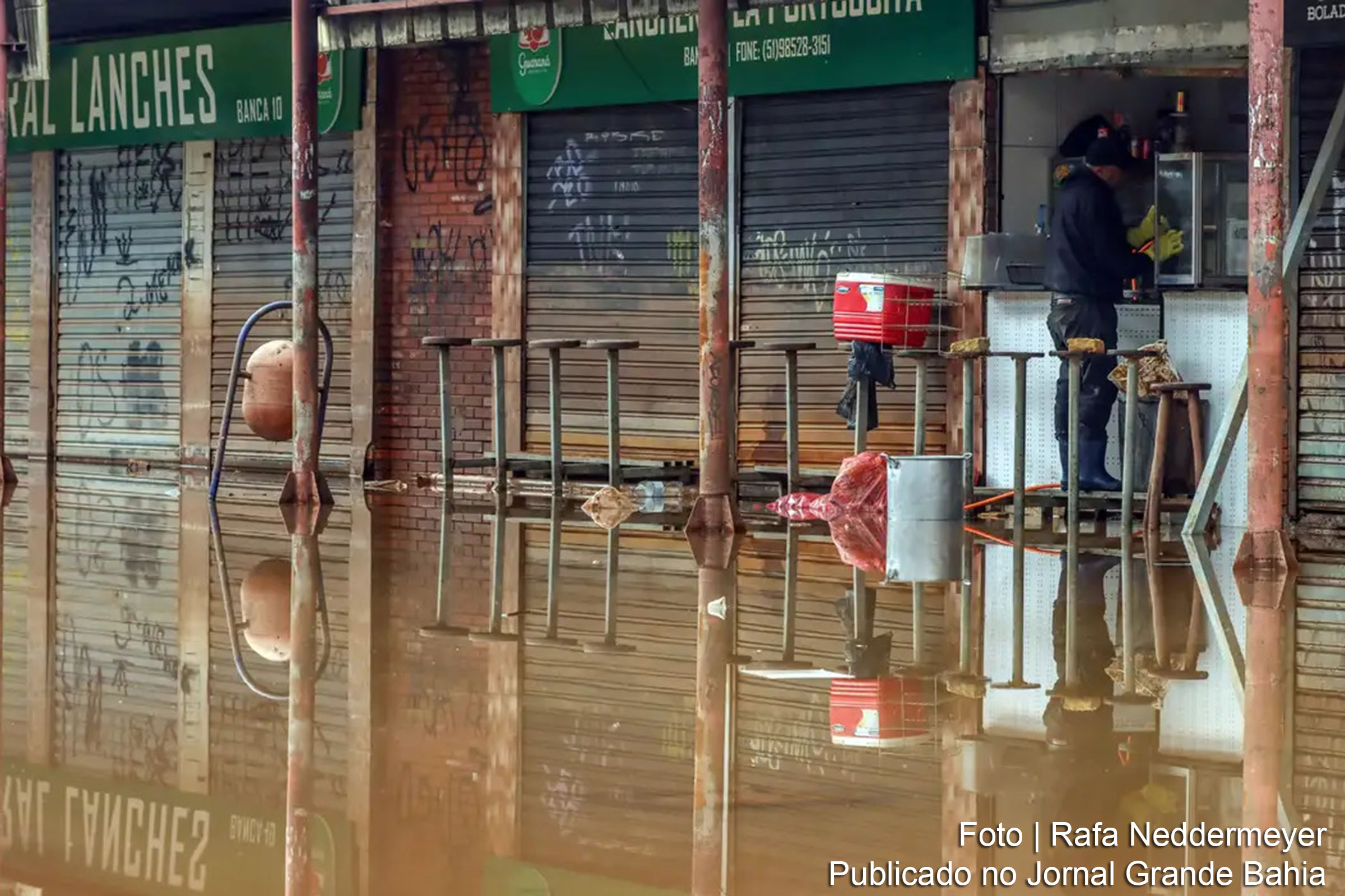 Programa de manutenção do emprego garantirá pagamento de dois meses de salários mínimos a mais de 430 mil trabalhadores, além de outras medidas de assistência, visando mitigar os impactos das enchentes de maio no estado.
