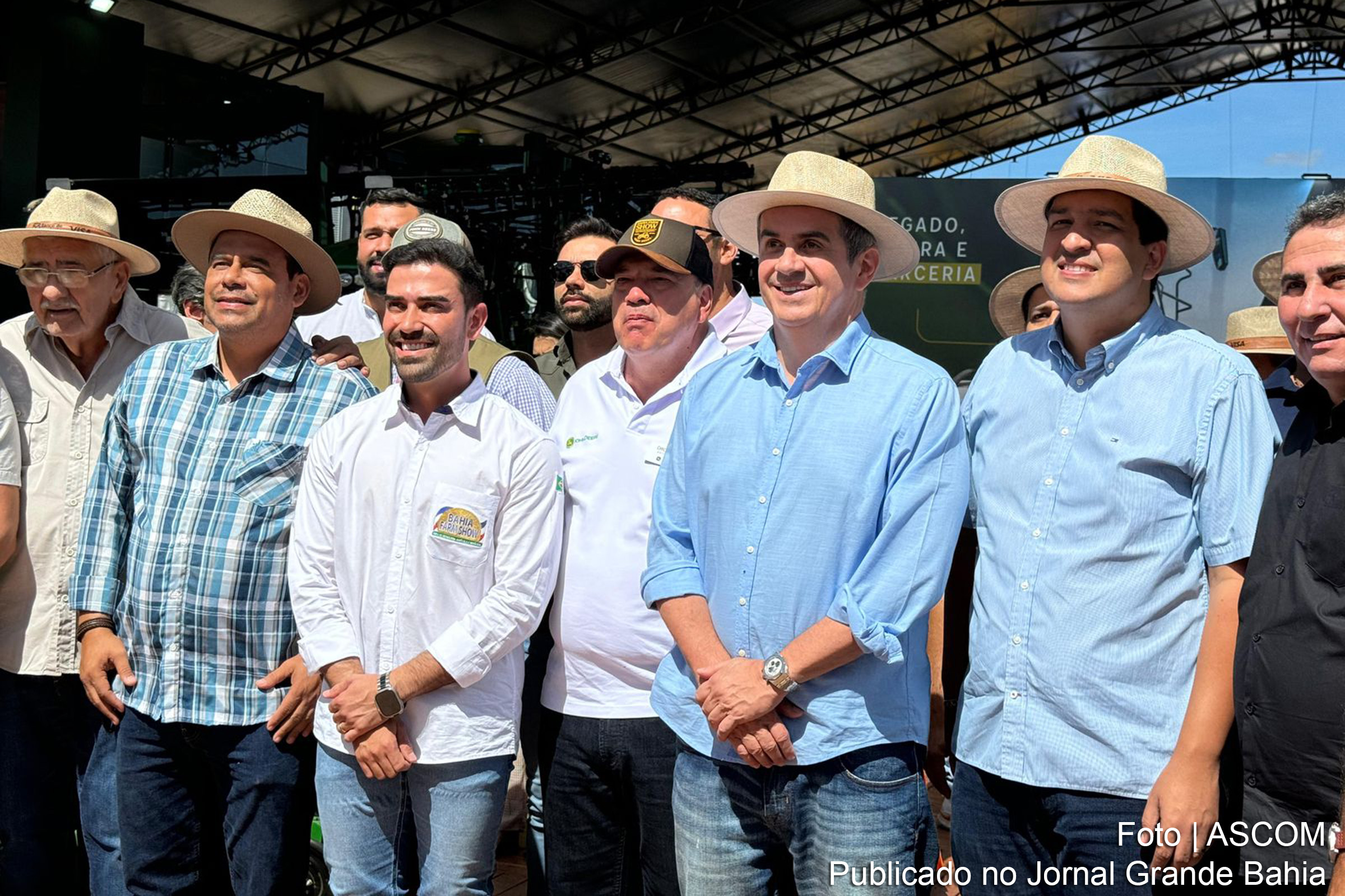Danilo Henrique e o senador Ciro Nogueira durante a Bahia Farm Show, acompanhados por lideranças políticas do União Brasil e do Progressistas.