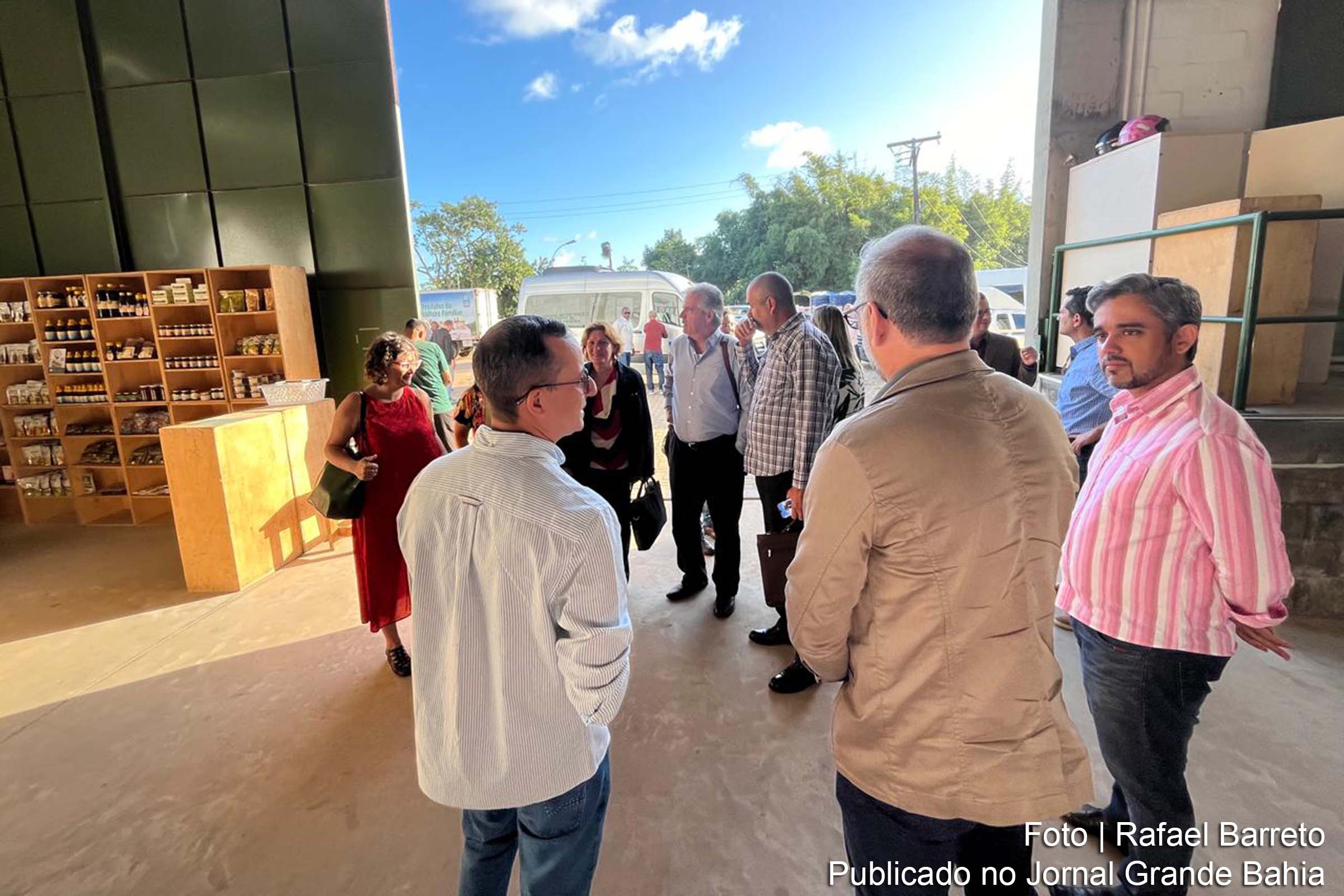 Delegação do Ministério da Agricultura de Cuba visita centro de distribuição da agricultura familiar na Bahia para conhecer estratégias de distribuição e fortalecer cooperação bilateral.