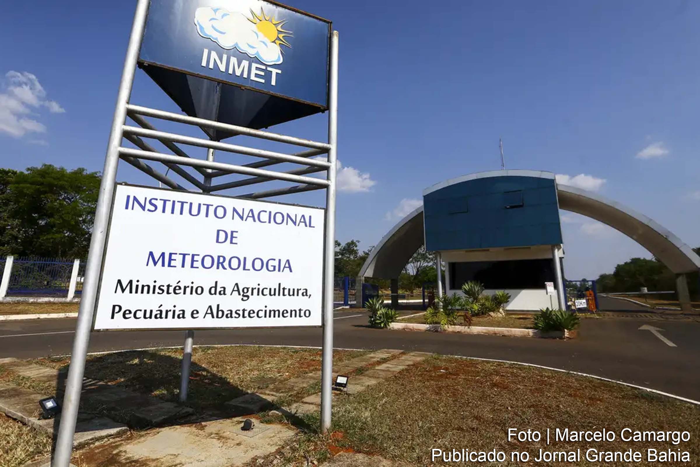 Fenômenos climáticos El Niño e La Niña influenciam padrões de chuva e seca nas regiões brasileiras.