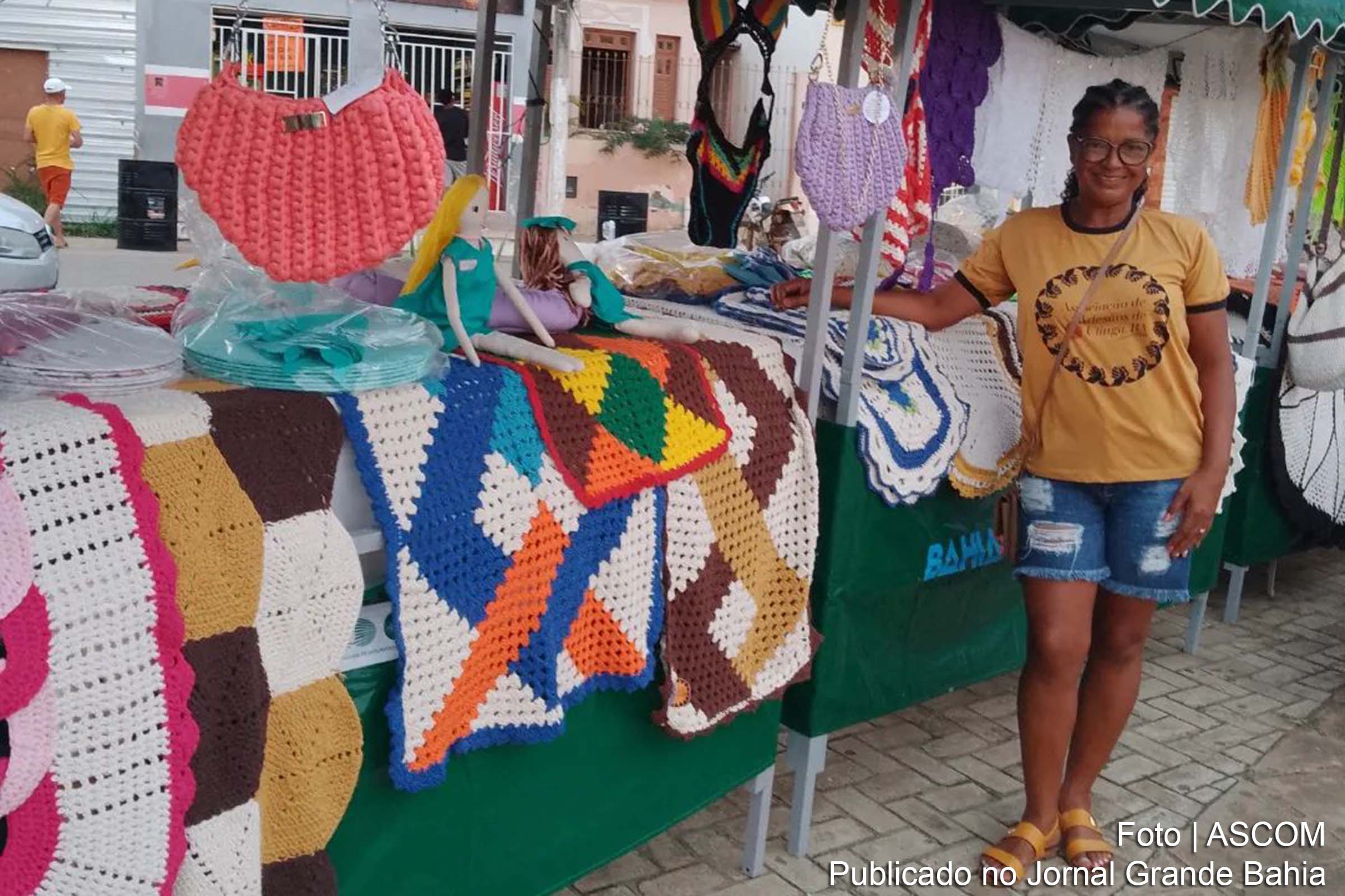 Evento reúne mais de 40 artistas locais e promove cultura e comércio na região.