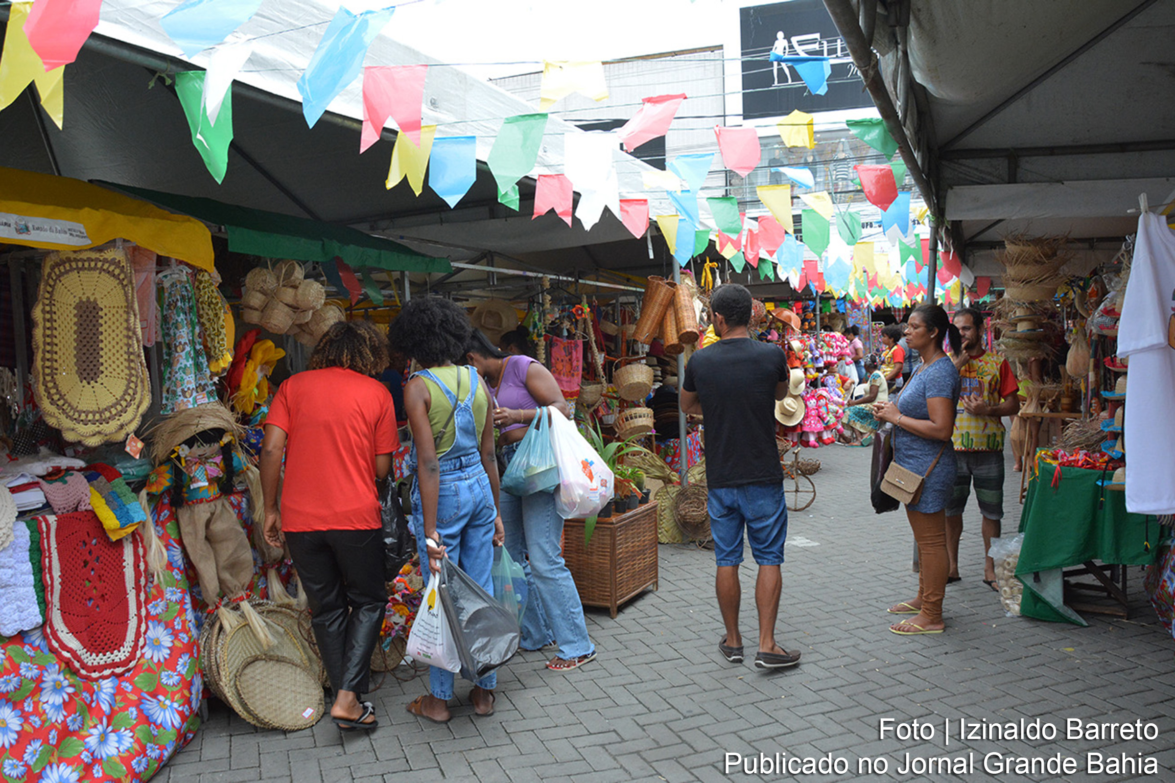 Evento tradicional em Feira de Santana reúne artesanato, culinária e tradições locais na Praça dos Remédios.