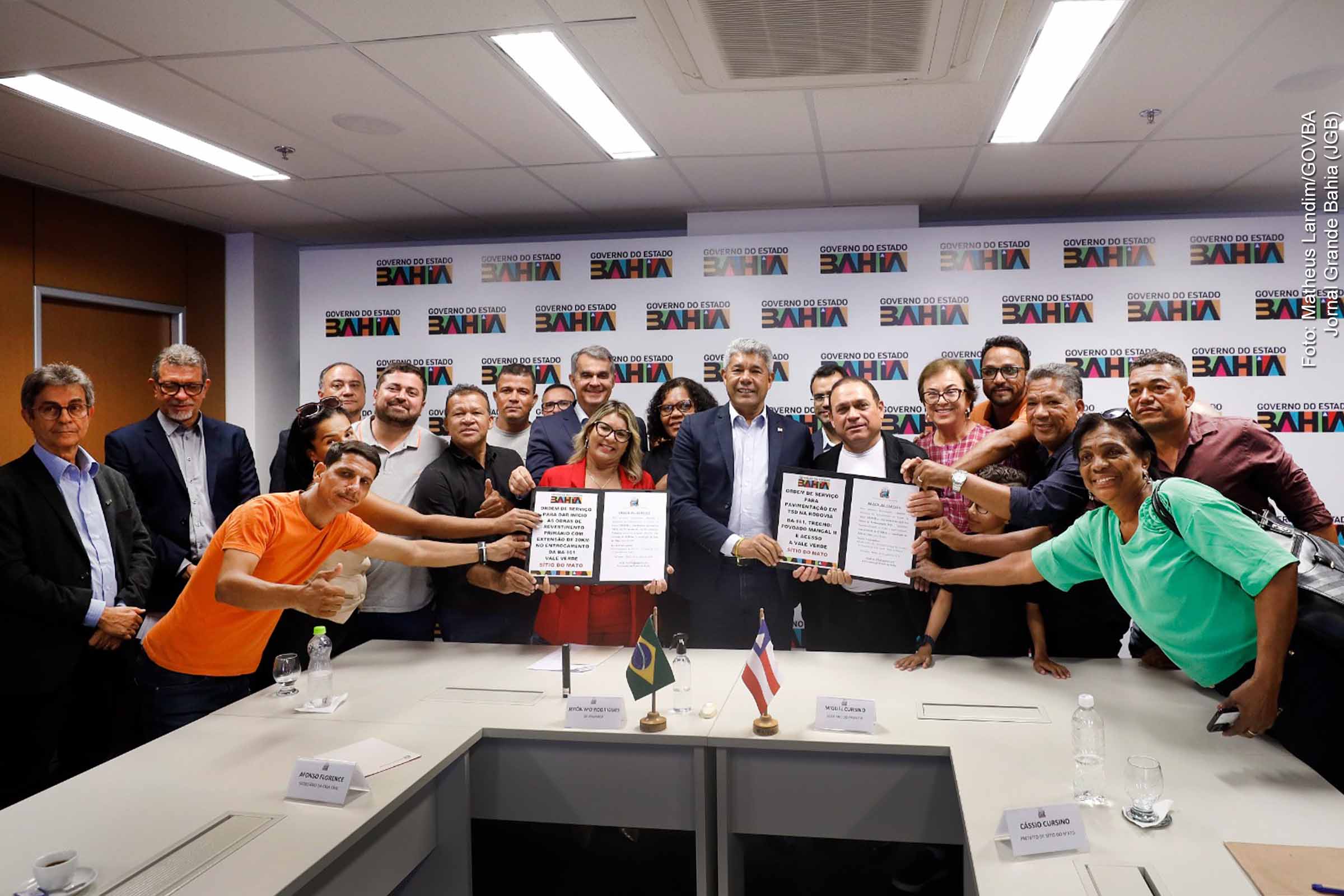 Governador Jerônimo Rodrigues assina ordens de serviço para pavimentação de estradas e ampliação de abastecimento de água em Sítio do Mato e Caculé.