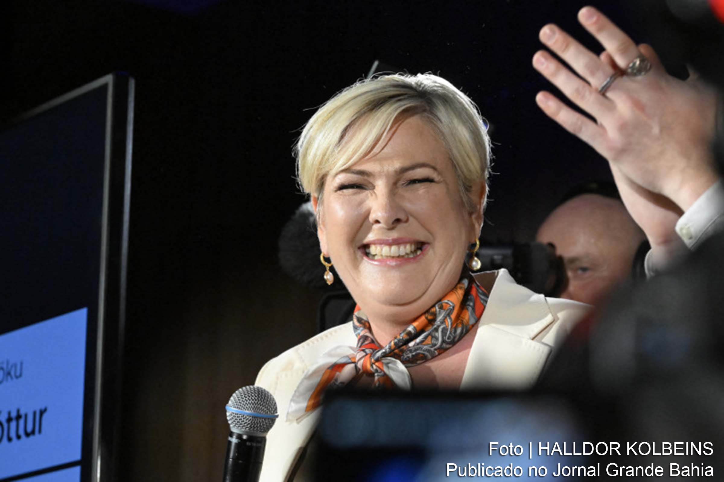 Halla Tomasdottir, empresária e defensora da diversidade no local de trabalho, vence eleição presidencial na Islândia com 34,3% dos votos.