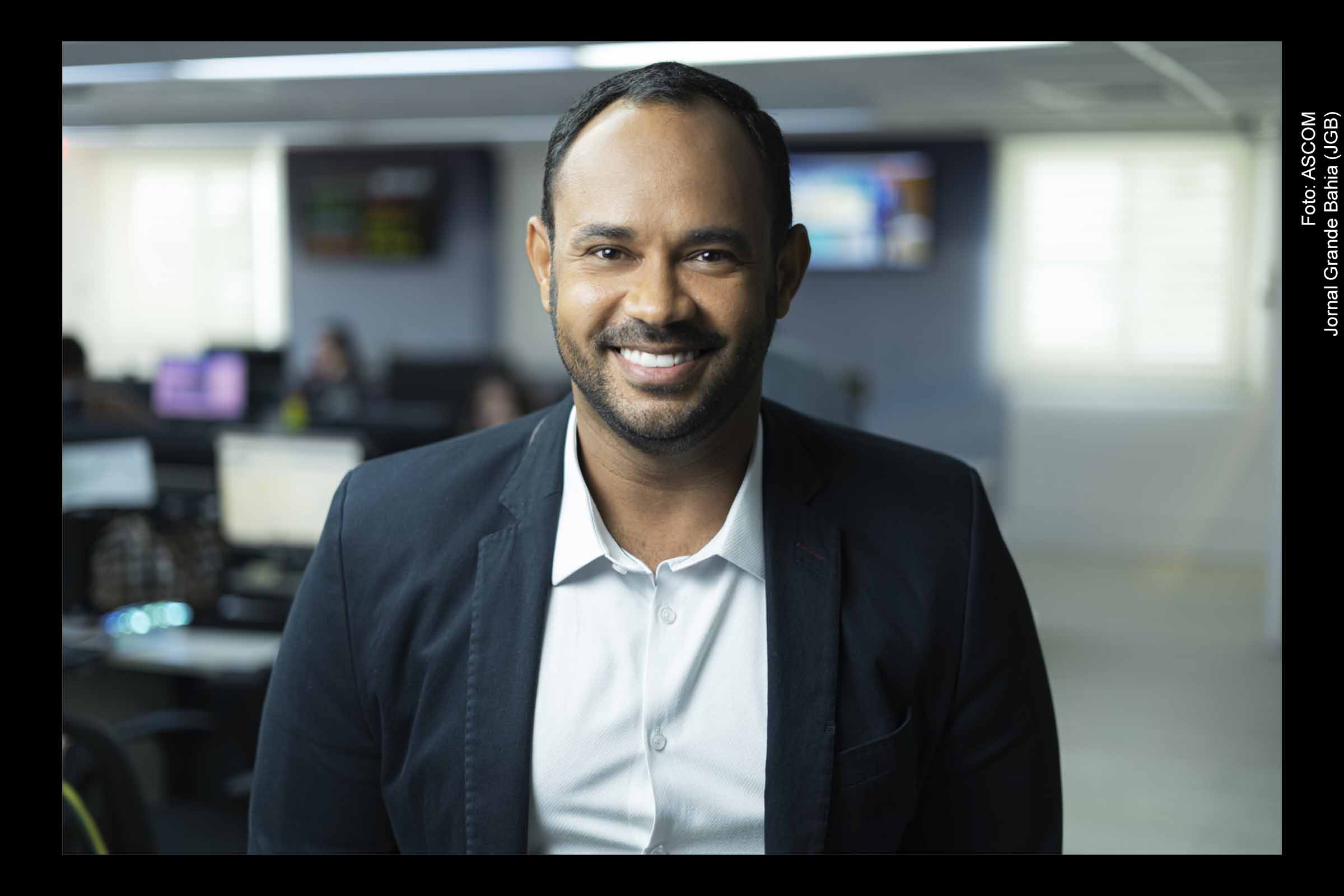 Jornalista Vanderson Nascimento, apresentador do "Resenha das 7", da Bahia FM (88,7).