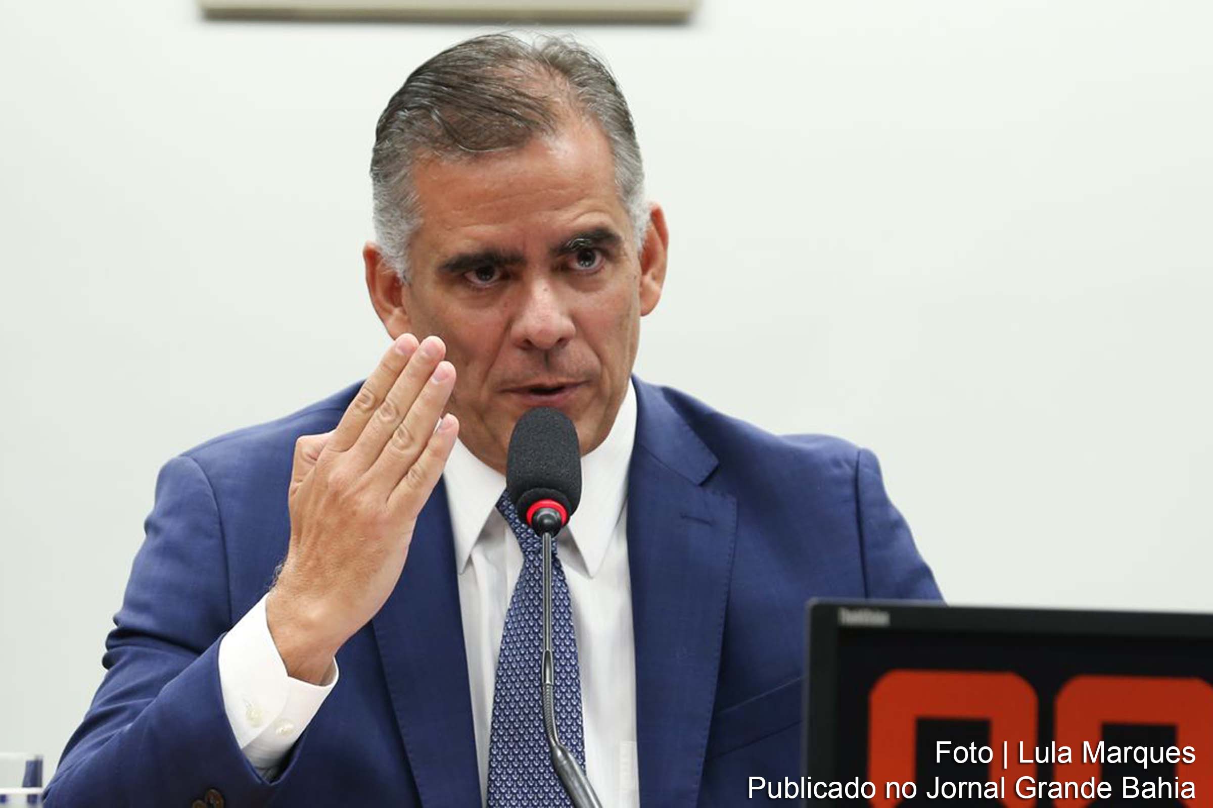 Presidente do Conselho de Ética, Leur Lomanto Júnior, discute projeto que visa suspender parlamentares por desvio de conduta.