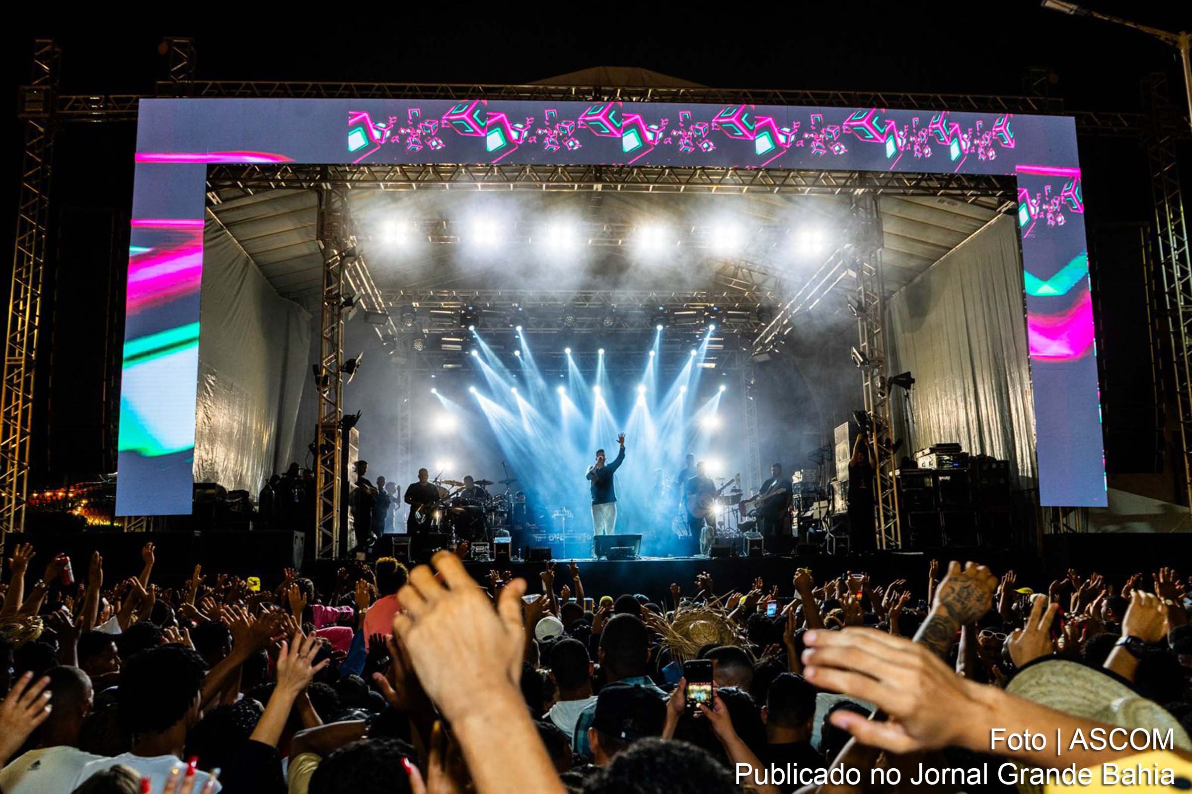 A segunda noite do São João de São Sebastião do Passé atraiu cerca de 40 mil pessoas à praça pública, onde as apresentações de Nadson O Ferinha e Mari Fernandez animaram o público até o amanhecer.