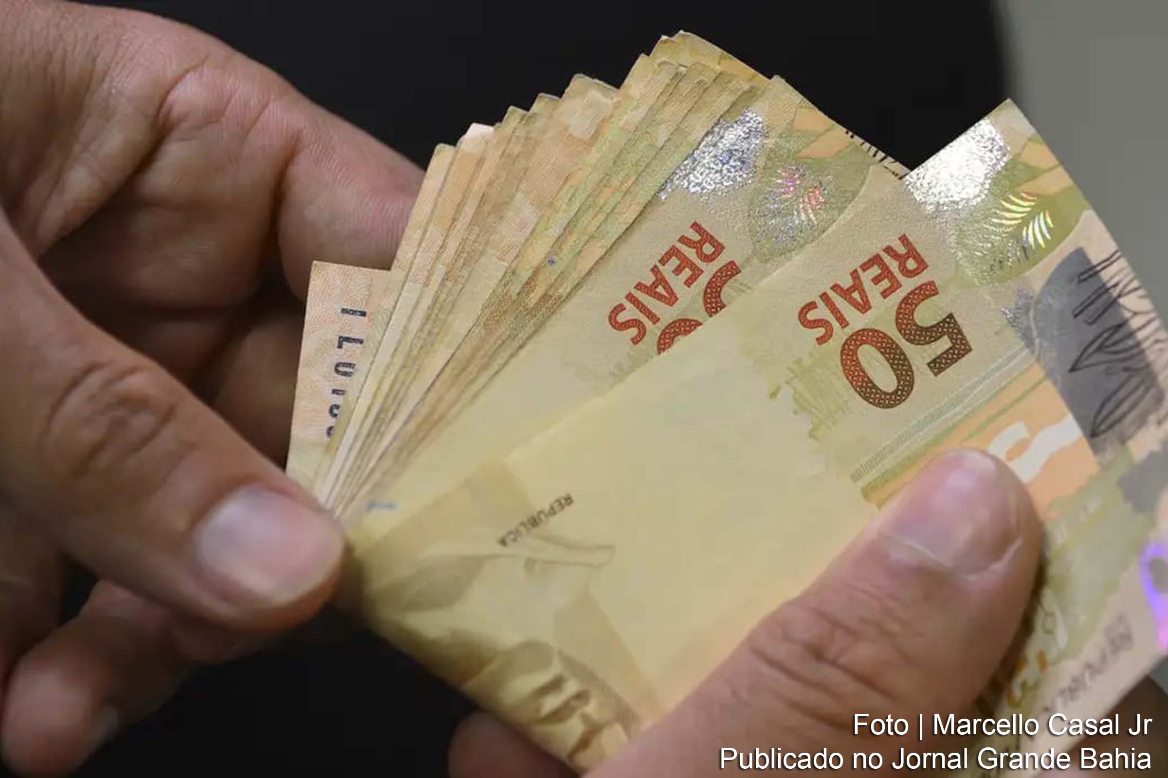 Especialistas analisam os motivos por trás da queda acentuada do real frente ao dólar em 2024.