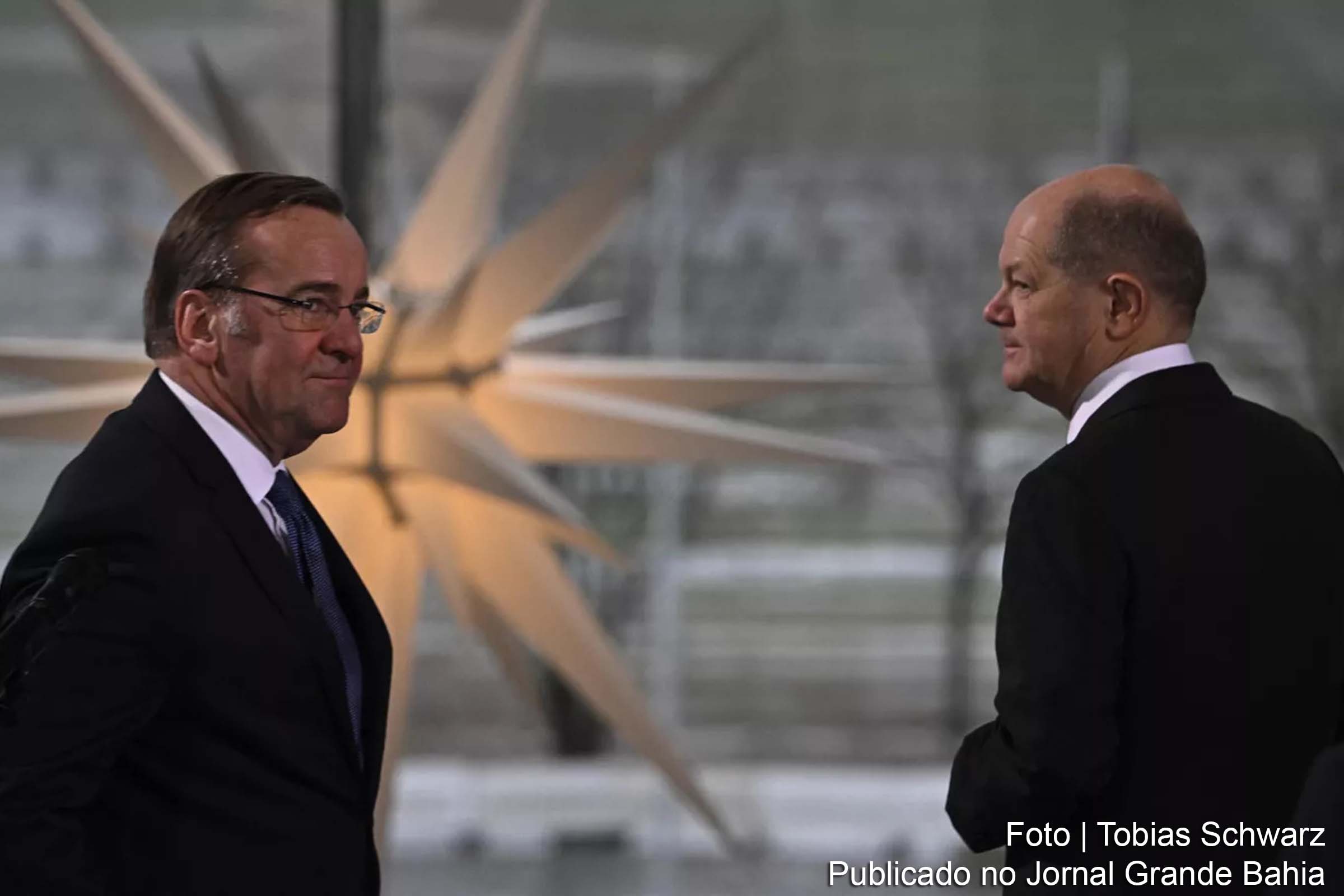 O chanceler alemão Olaf Scholz e o ministro da Defesa Boris Pistorius estão em desacordo sobre os rumos das Forças Armadas.