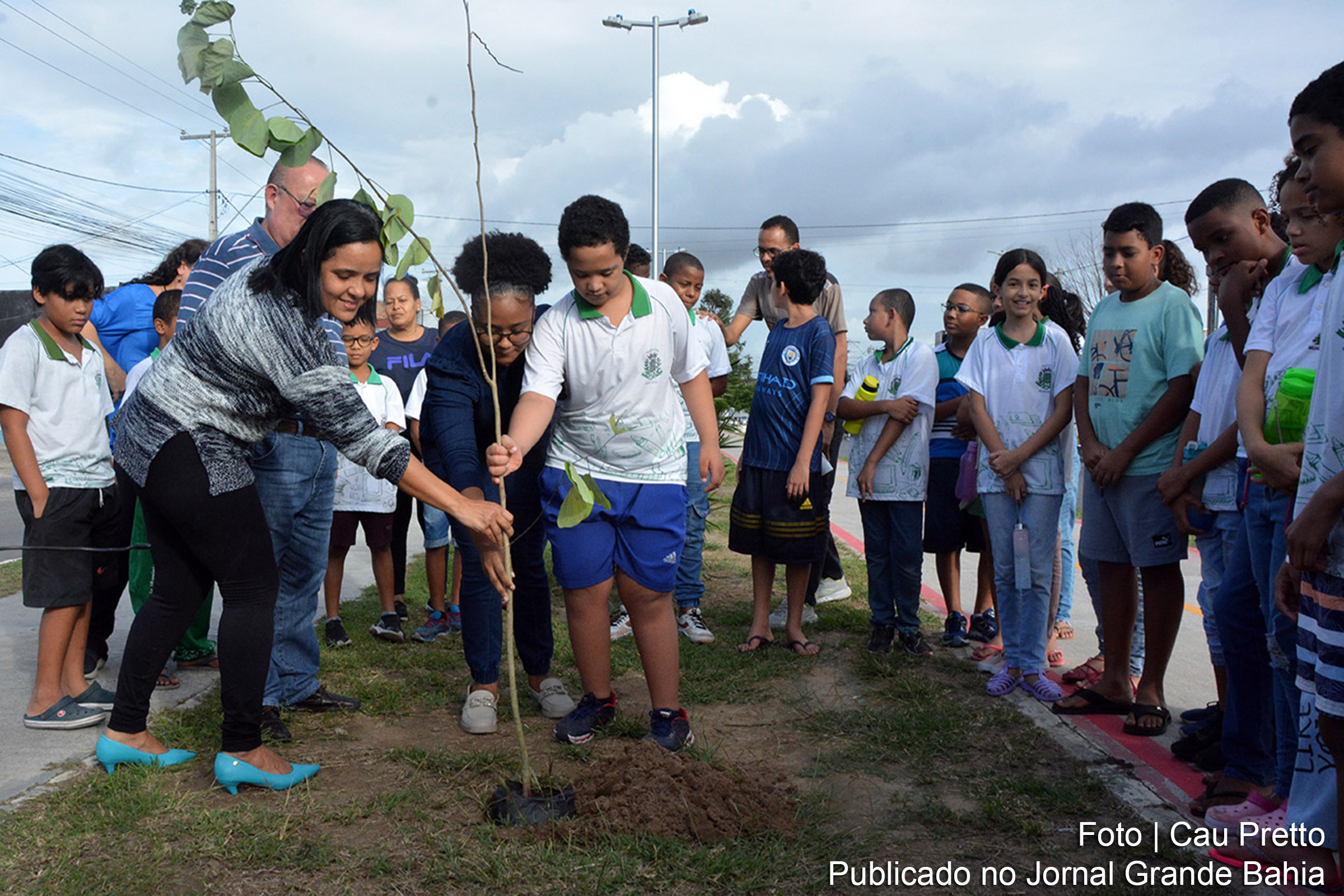 Estudantes da Escola Municipal Antônio Gonçalves da Silva participam de ação de plantio de mudas na avenida Francisco Fraga Maia, em Feira de Santana, em comemoração ao Dia Mundial do Meio Ambiente.