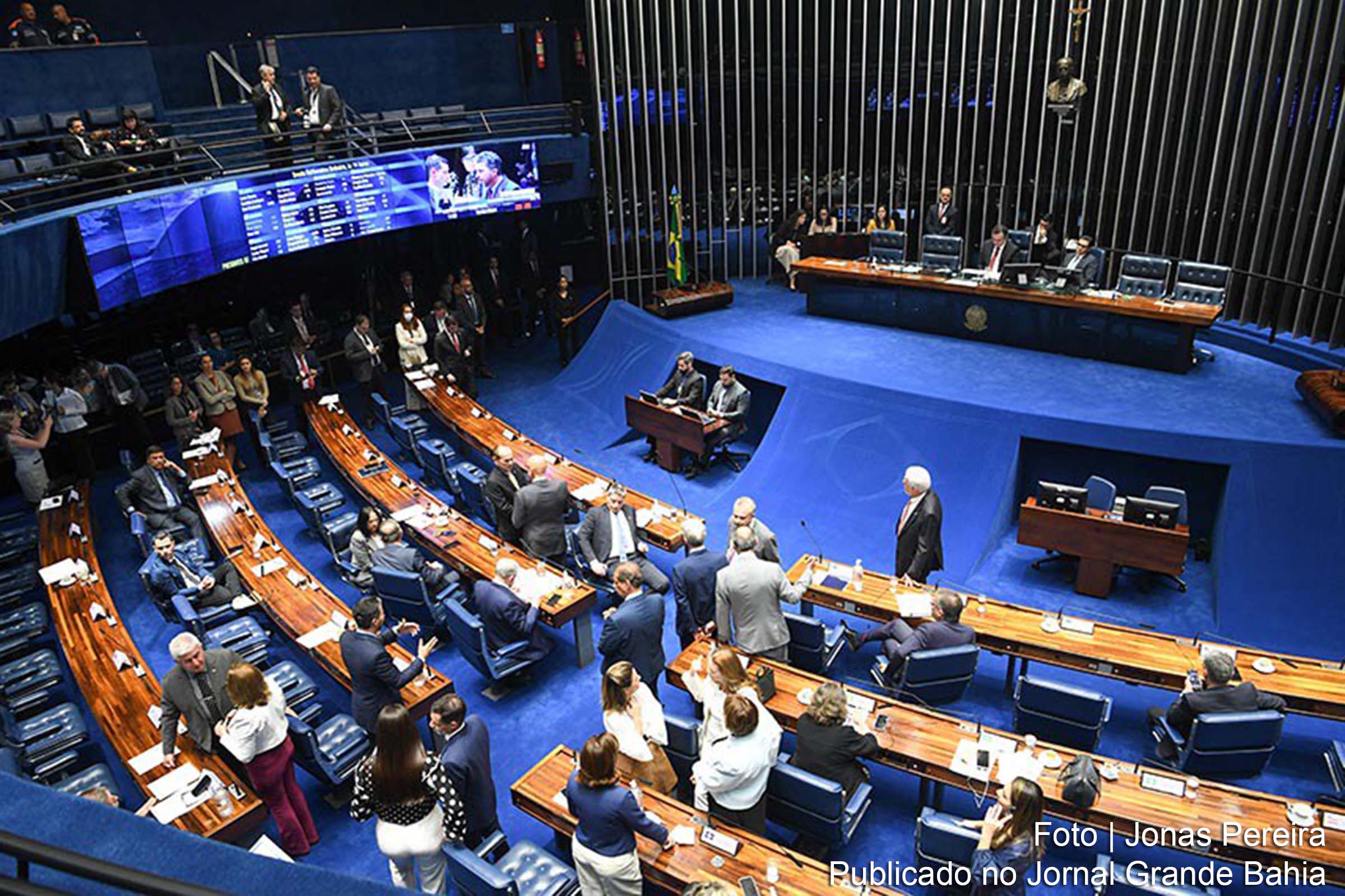 Projeto volta à Câmara dos Deputados após aprovação no Senado, destacando medidas para enfrentamento de riscos climáticos.