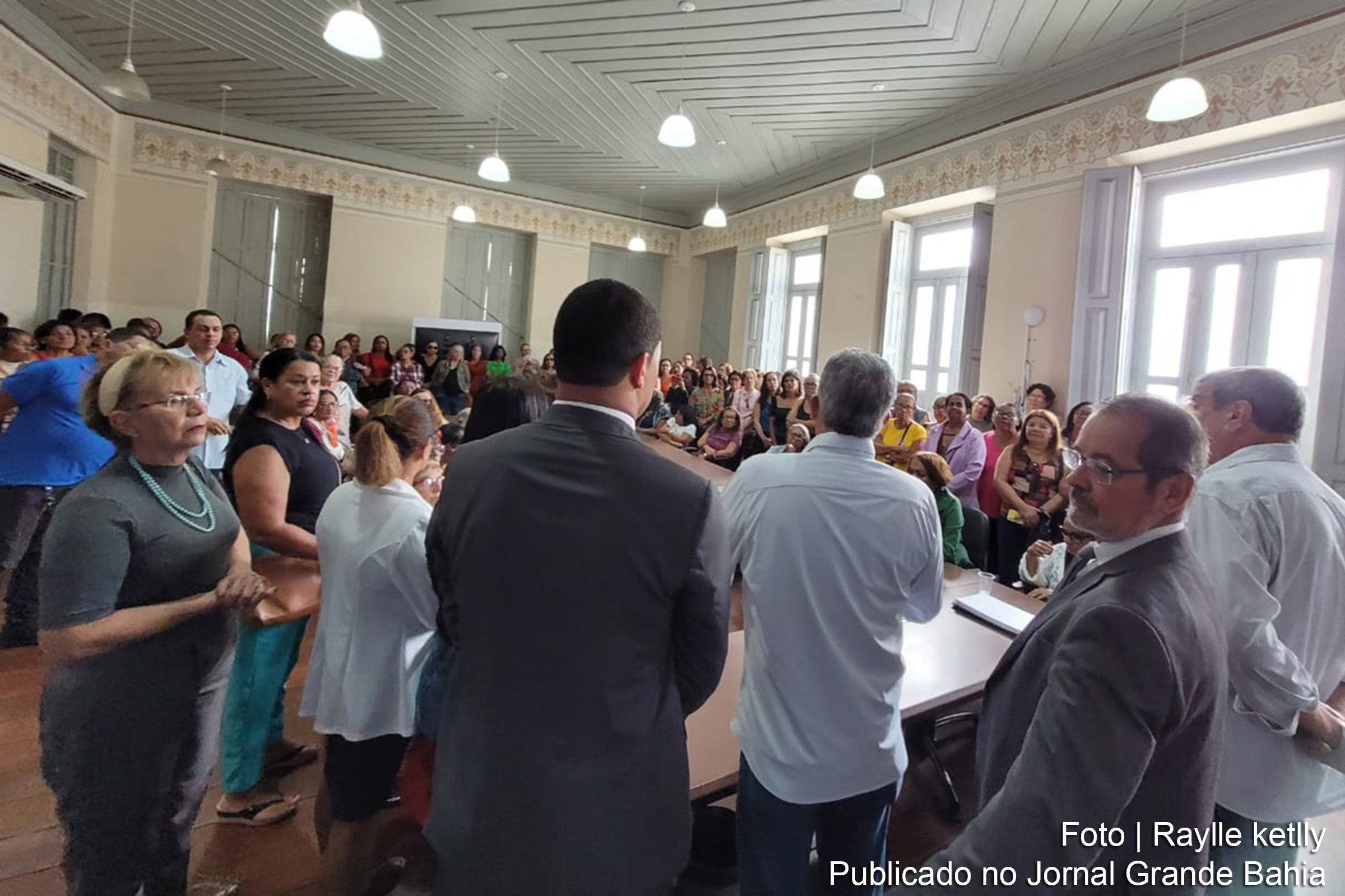 Prefeito Colbert Martins se reúne com professores e determina a publicação dos nomes dos servidores que receberão precatórios do Fundef, aguardando liberação em 2026.