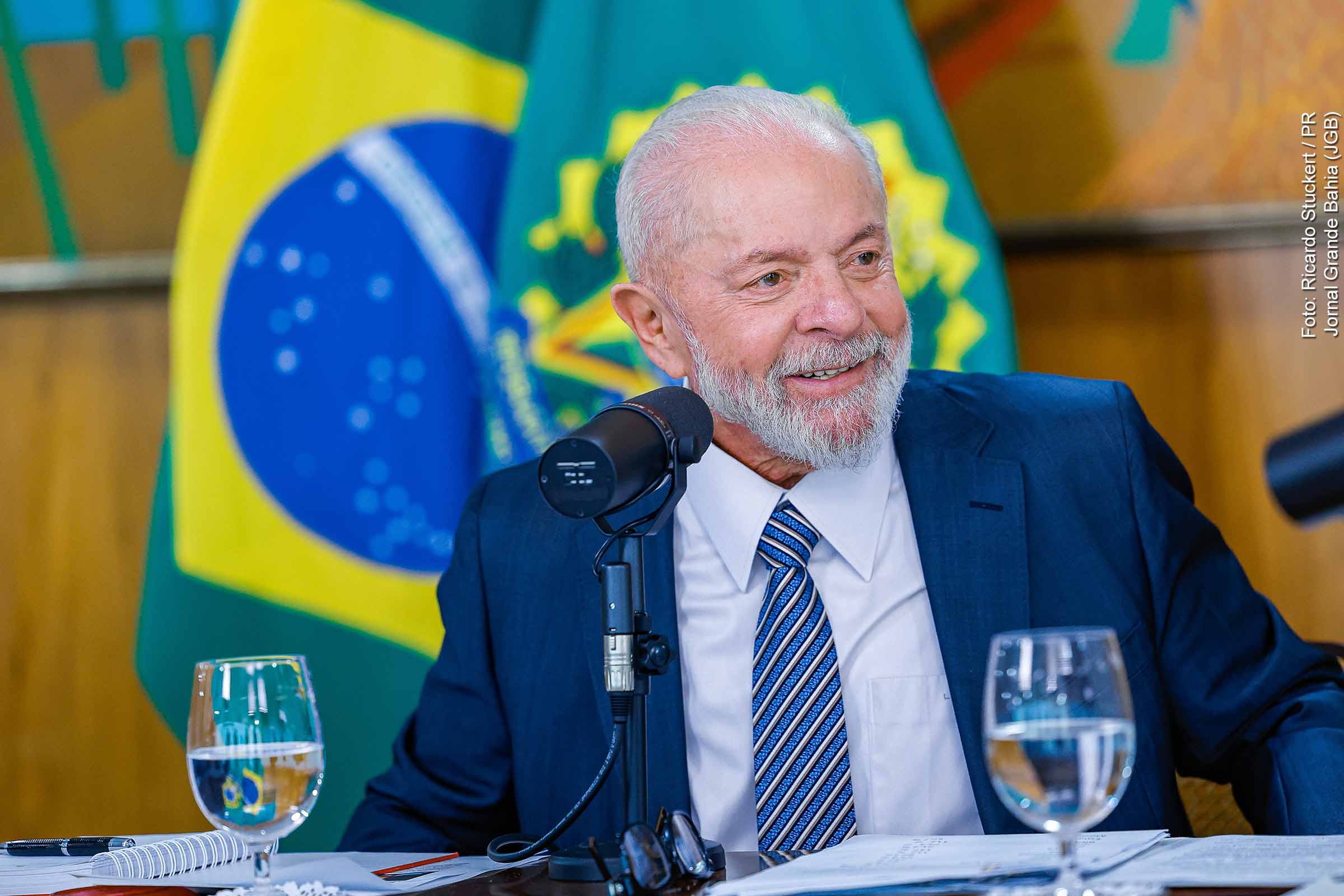 Presidente Lula defende a manutenção do salário mínimo atrelado às aposentadorias e a política de valorização salarial como forma de distribuição de riqueza no país.