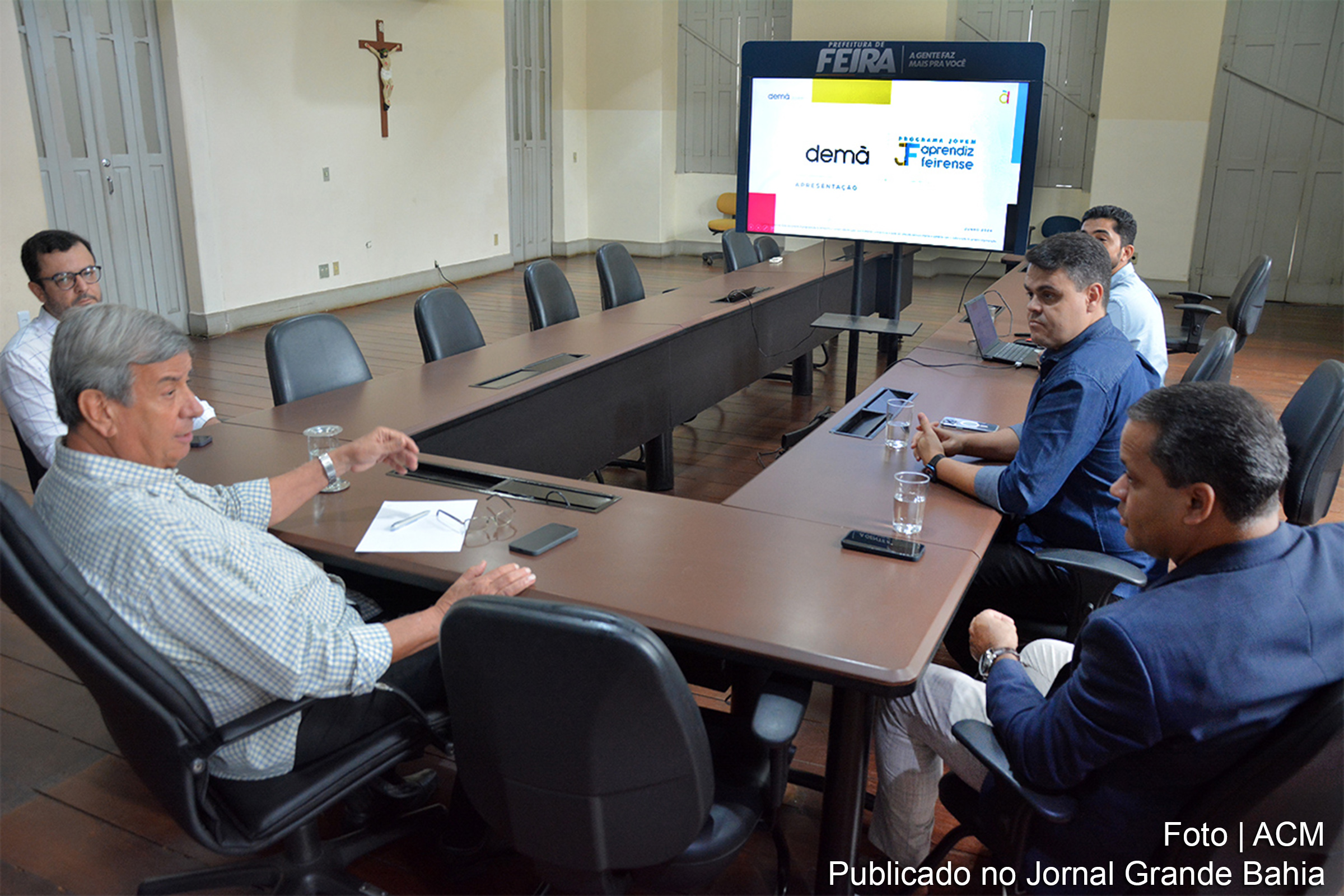 O Programa Jovem Aprendiz Feirense alcança 93% de ocupação das vagas oferecidas, com ênfase na participação de jovens de 16 a 18 anos, majoritariamente do sexo feminino.