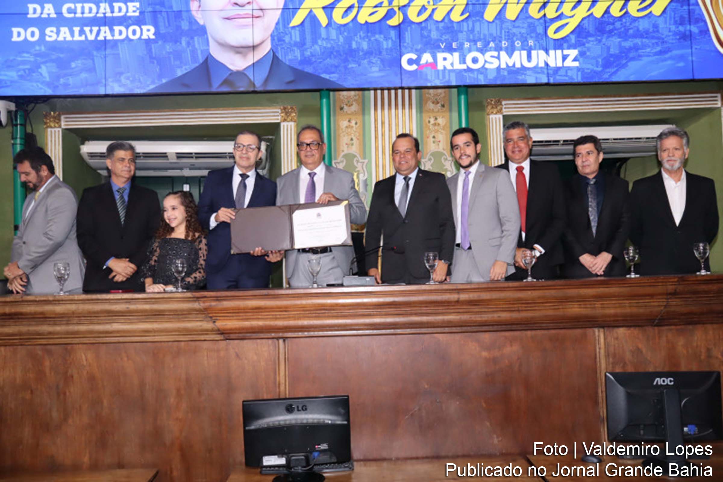 Robson Wagner, CEO da W4 Comunicação, recebe o Título de Cidadão Soteropolitano na Câmara Municipal de Salvador.