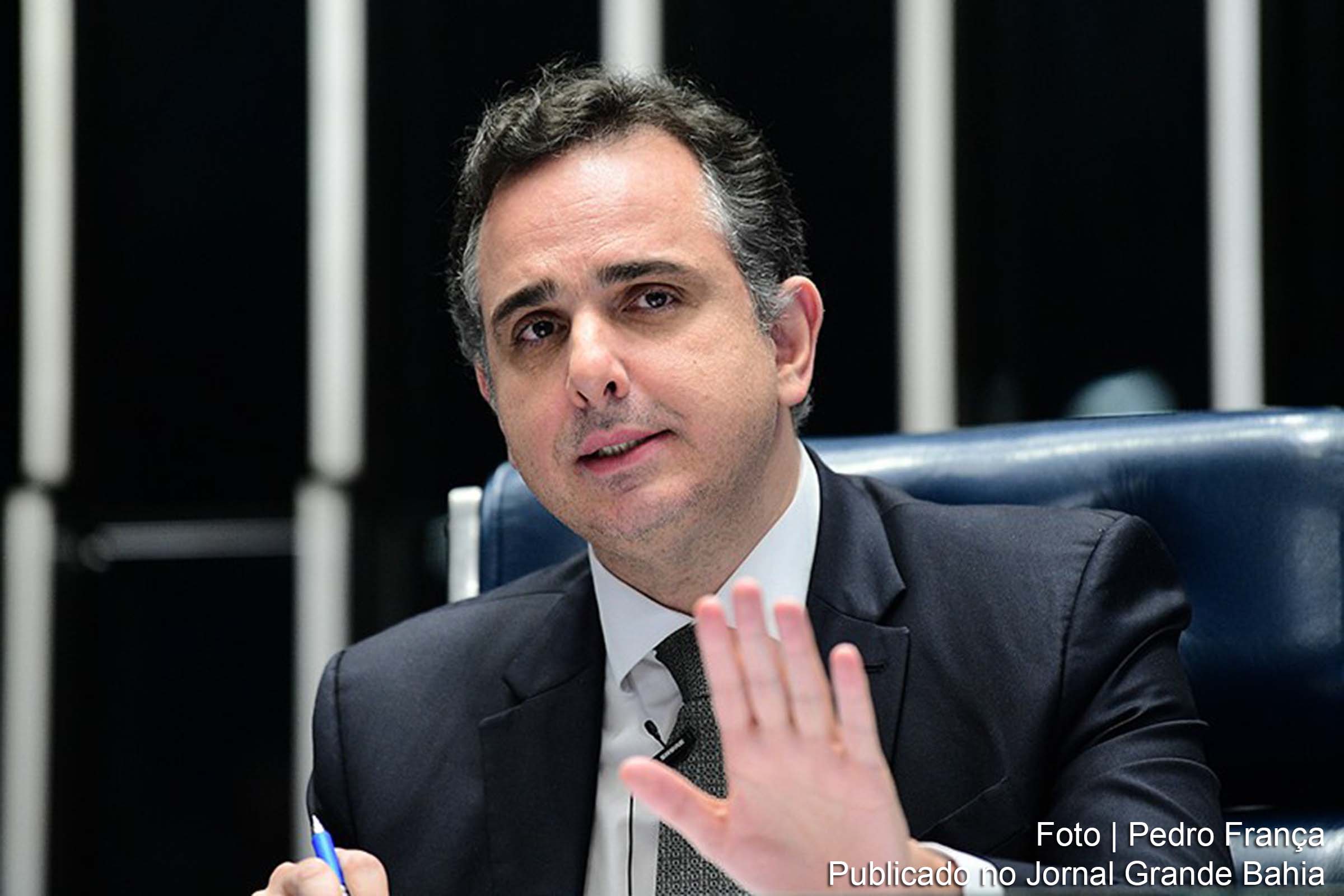 Presidente do Senado, Rodrigo Pacheco, cancela efeitos de medida provisória que limitava benefícios a empresas, enquanto governo discute alterações nos pisos de saúde e educação.