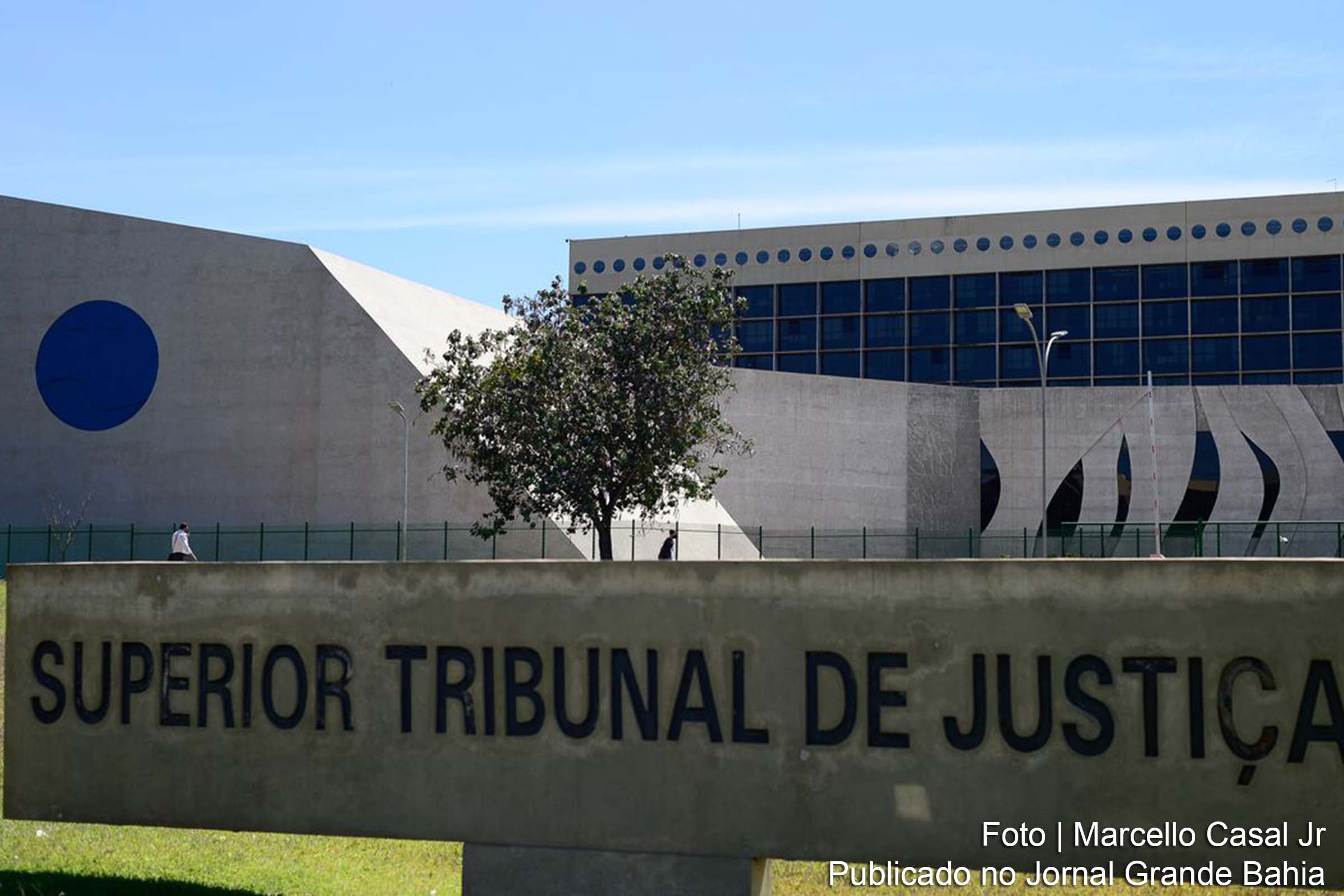 Quinta Turma do STJ anula provas contra ex-dirigentes da Petrobras e Petroquisa, seguindo entendimento do STF.