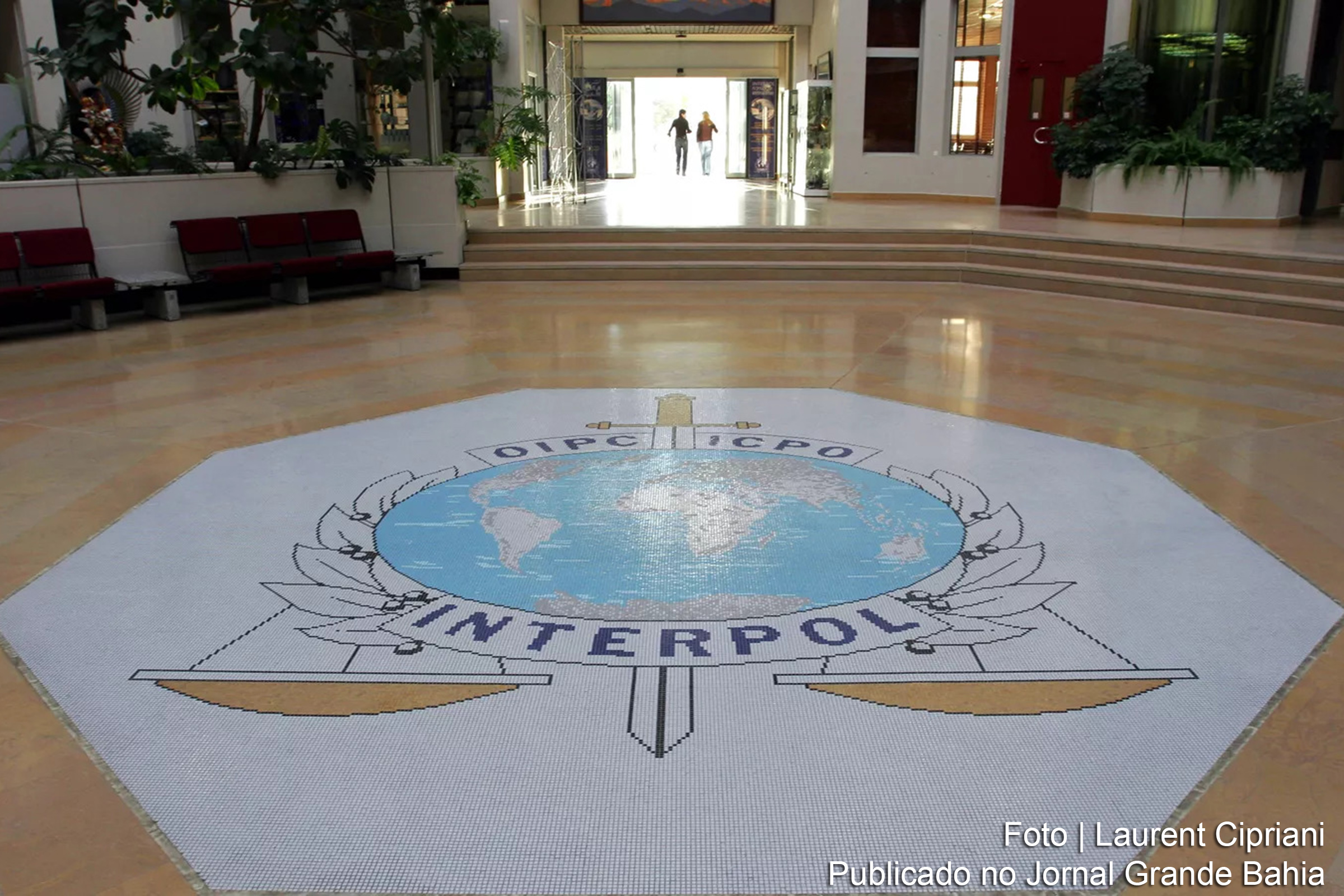 Valdecy Urquiza, delegado da Polícia Federal do Brasil, é eleito secretário-geral da Interpol, marcando a primeira vez que um cidadão de um país em desenvolvimento assume a posição na organização.