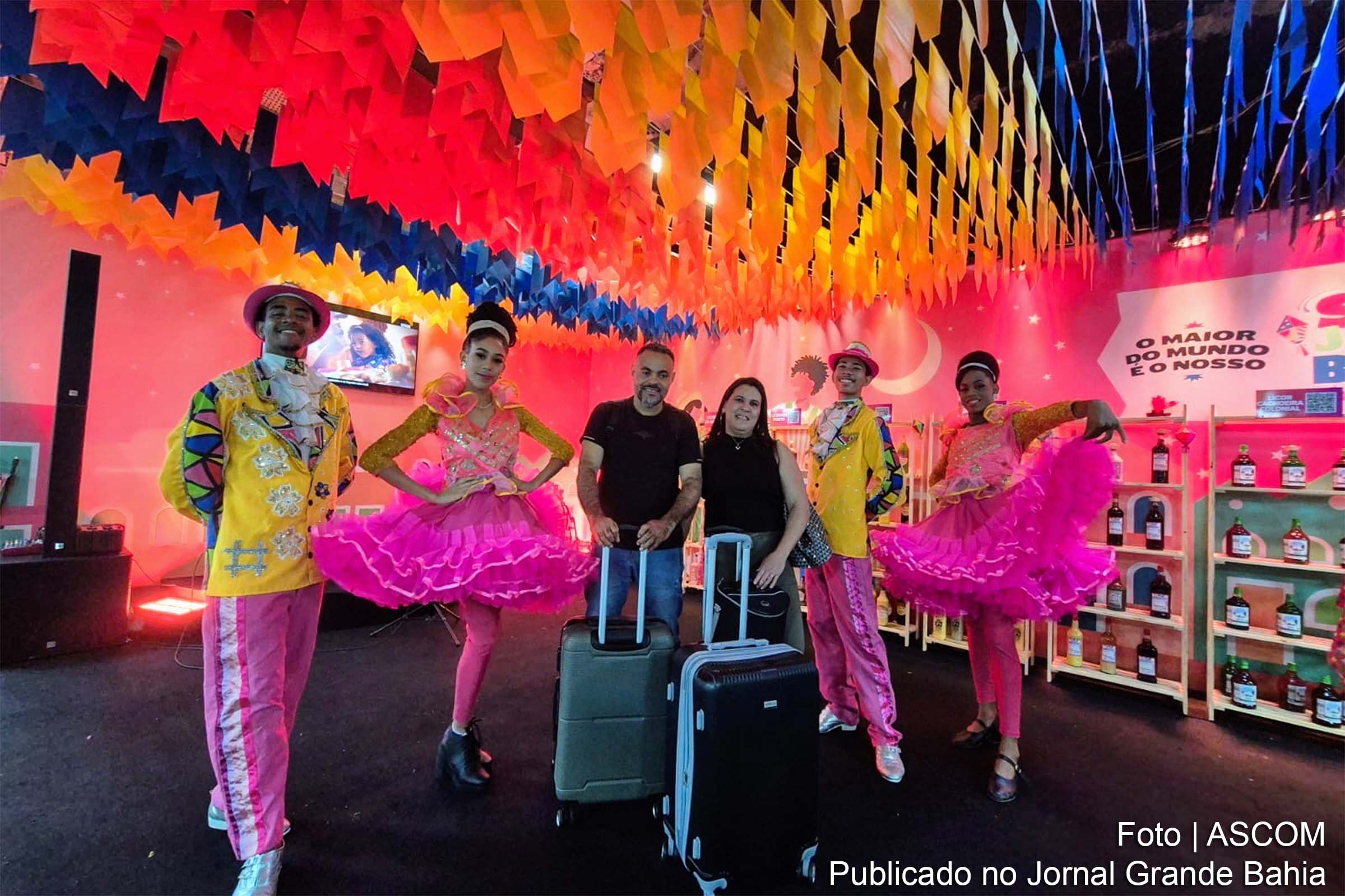 Aeroporto de Salvador recebe turistas com mini arraiá, trio de forró pé de serra e exposição de licores, promovendo o clima festivo do São João da Bahia.