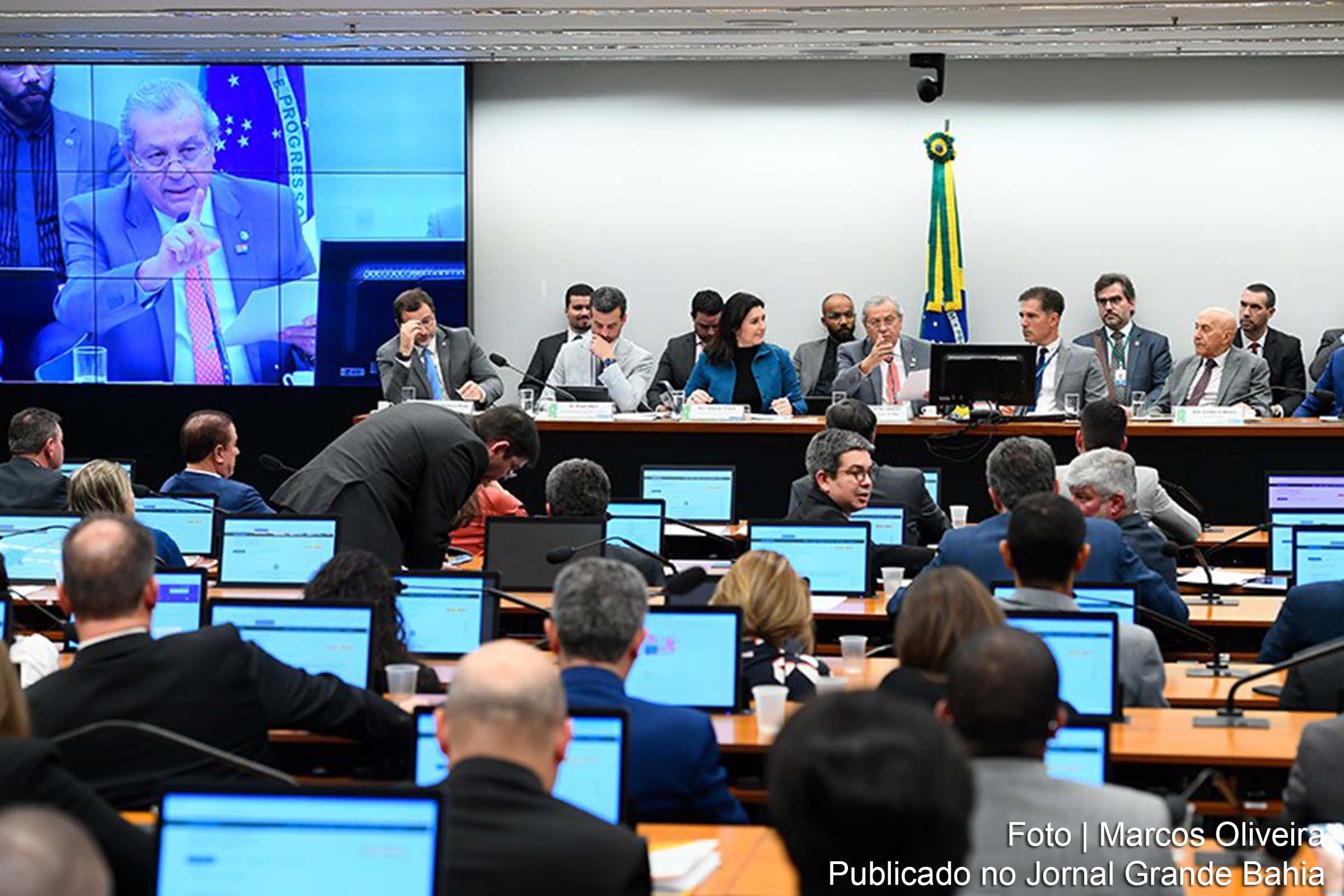 Simone Tebet sugere análise de vinculações com benefícios sociais, mas propõe manutenção de política social do piso previdenciário.