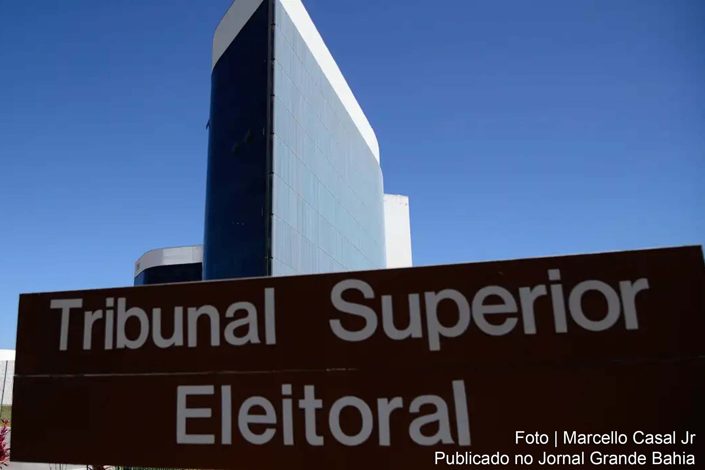 Decisão do ministro Raul Araújo, do Tribunal Superior Eleitoral (TSE), reverte uma das condenações do ex-presidente Jair Bolsonaro.