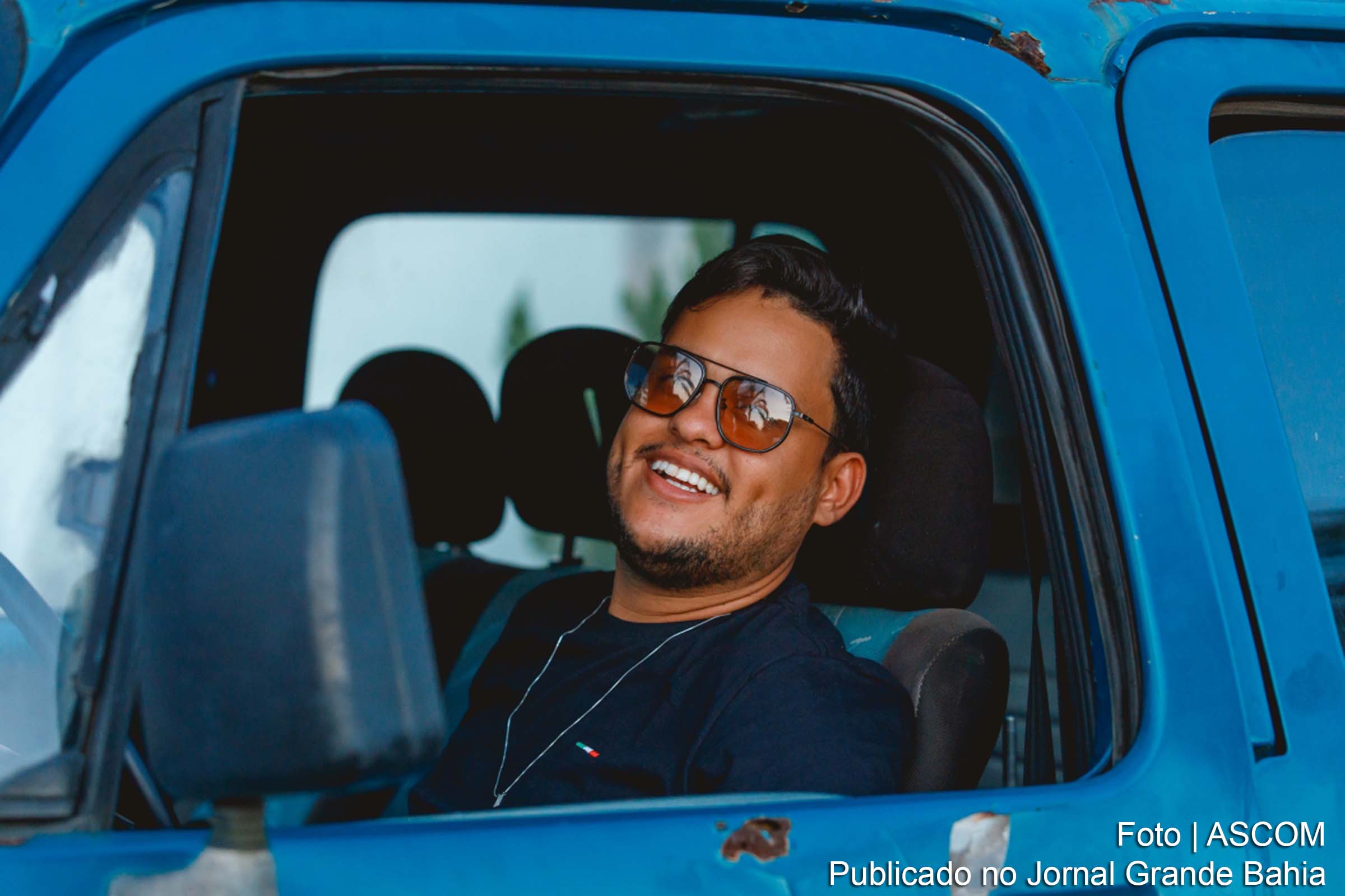 "Toc Toc" é a nova música de Thiago Aquino, disponível em todas as plataformas digitais, acompanhada de um videoclipe que complementa a narrativa da canção.