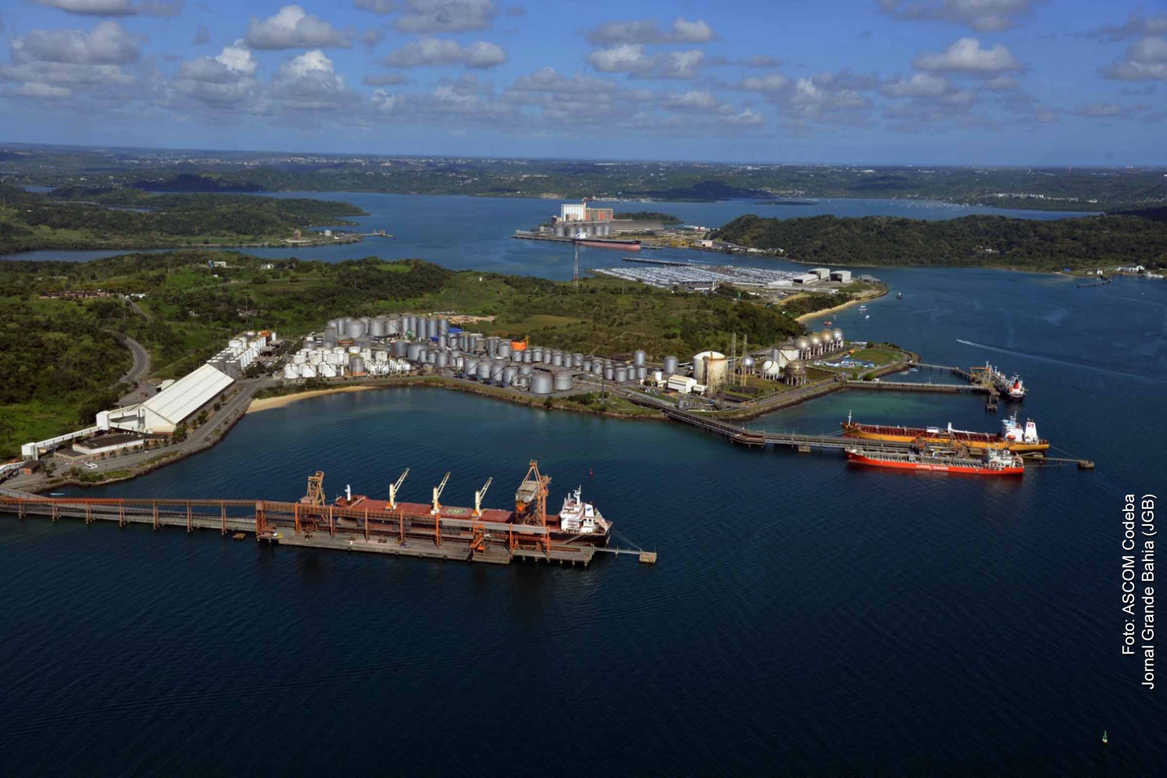 Vista aérea do Porto de Aratu, em Cadeias, na Baía de Todos os Santos.