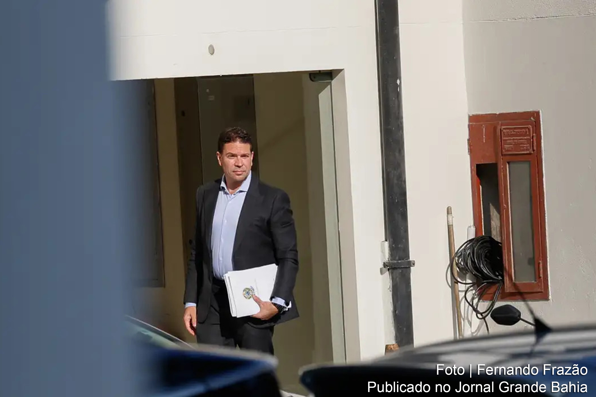 Alexandre Ramagem, ex-diretor da Abin, compareceu à Polícia Federal no Rio para prestar depoimento sobre suspeitas de uso ilegal da agência durante governo Bolsonaro.