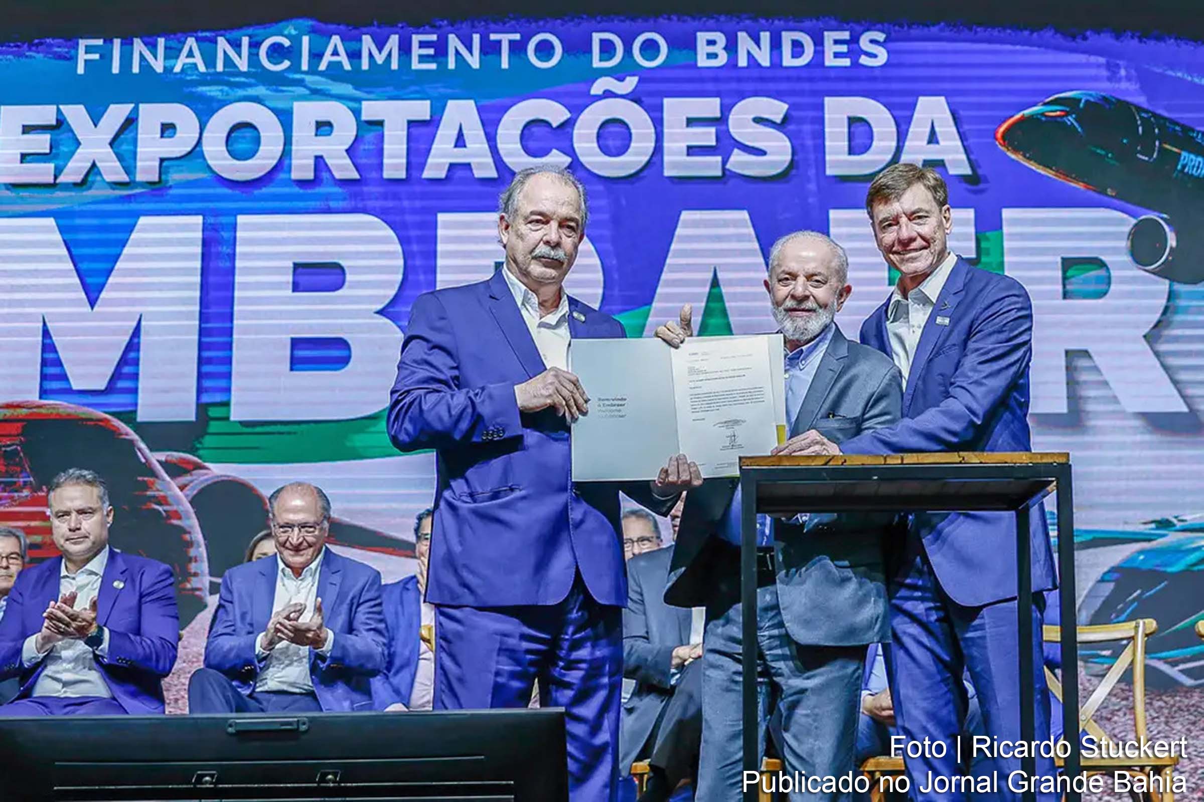 O Banco Nacional de Desenvolvimento Econômico e Social (BNDES) finalizou o contrato de financiamento para a exportação de 32 jatos E175 da Embraer, em uma operação de R$ 4,5 bilhões para a American Airlines.