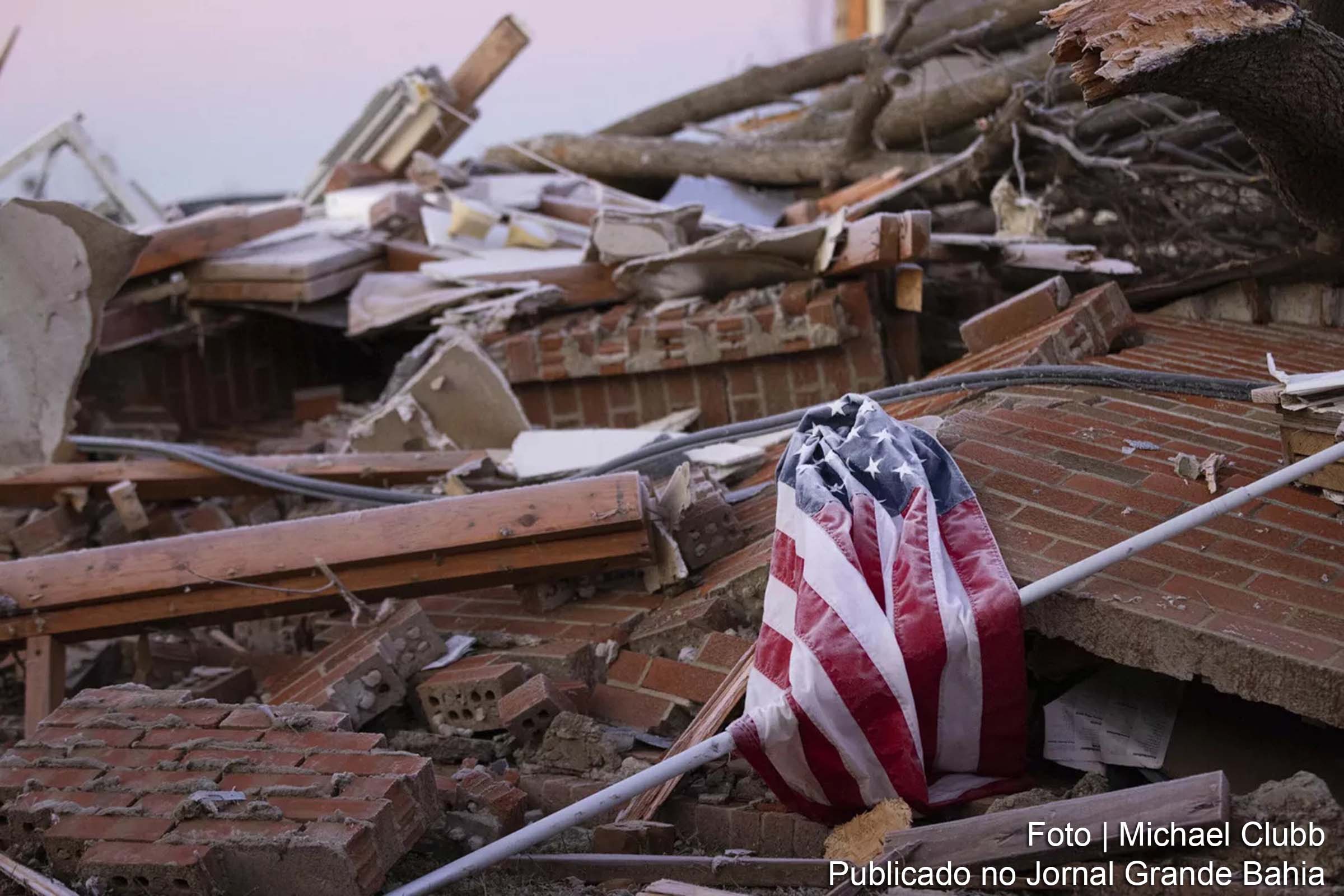 As crises políticas nos Estados Unidos e na França refletem a crescente desconfiança nas forças políticas estabelecidas, com possíveis mudanças significativas no cenário internacional.