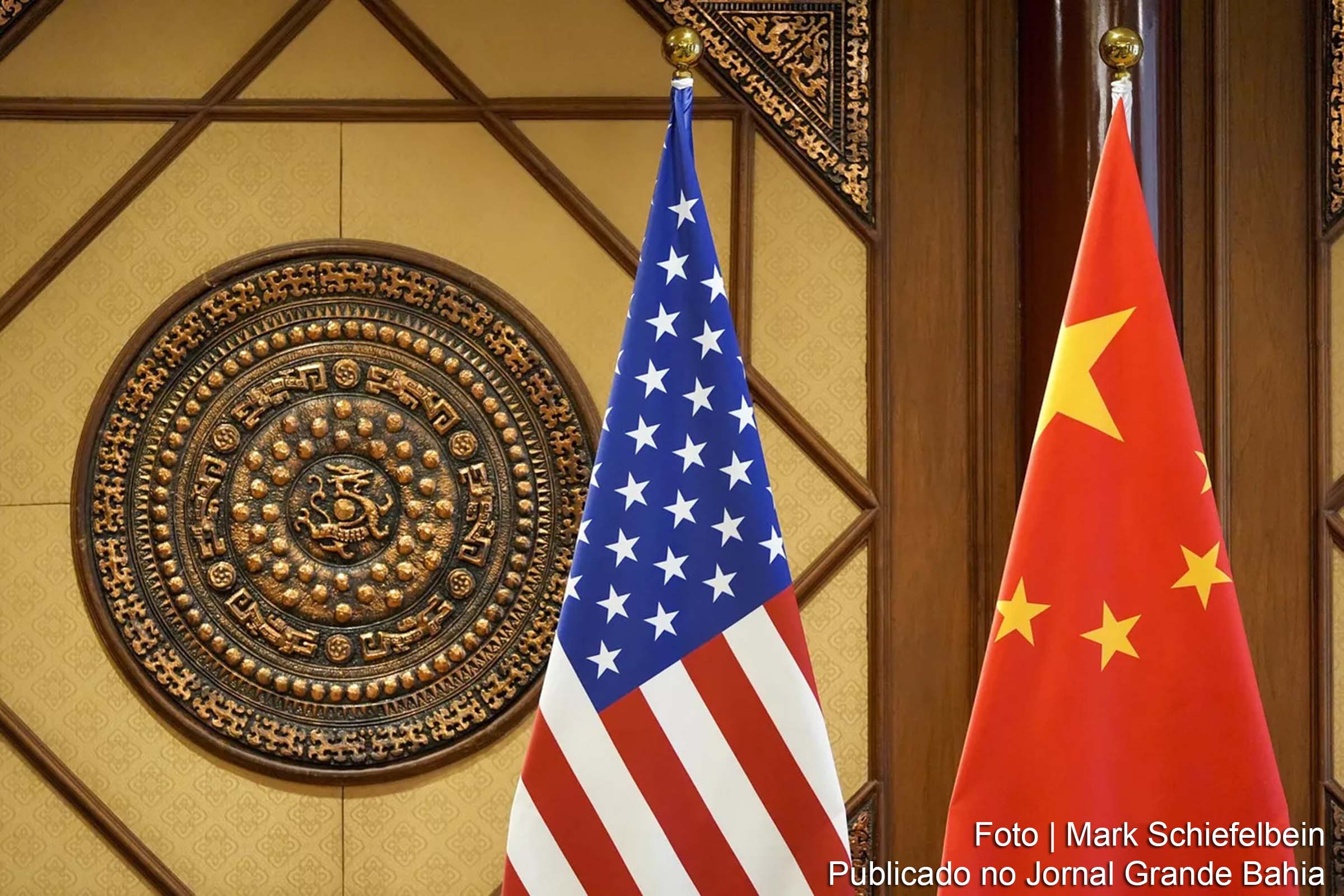 Ministério das Relações Exteriores chinês responde a declarações dos EUA e Japão, acusando-os de interferir em questões internas e desacreditar o desenvolvimento militar chinês.