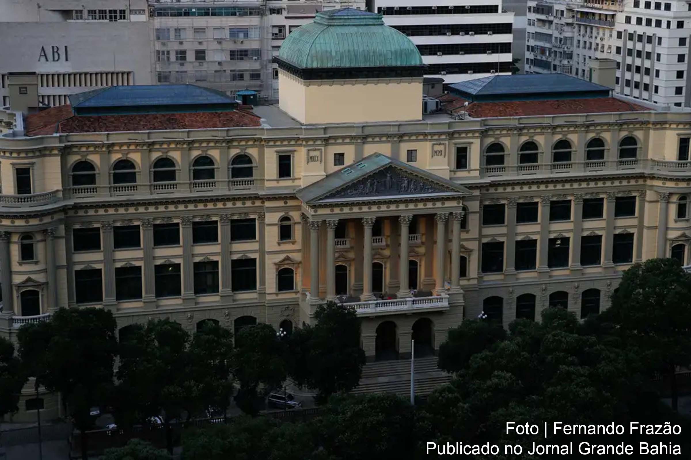 A Lei 10.994, promulgada em 2004, exige o depósito de todas as obras publicadas no Brasil na Fundação Biblioteca Nacional, garantindo a preservação e o registro da produção intelectual nacional.