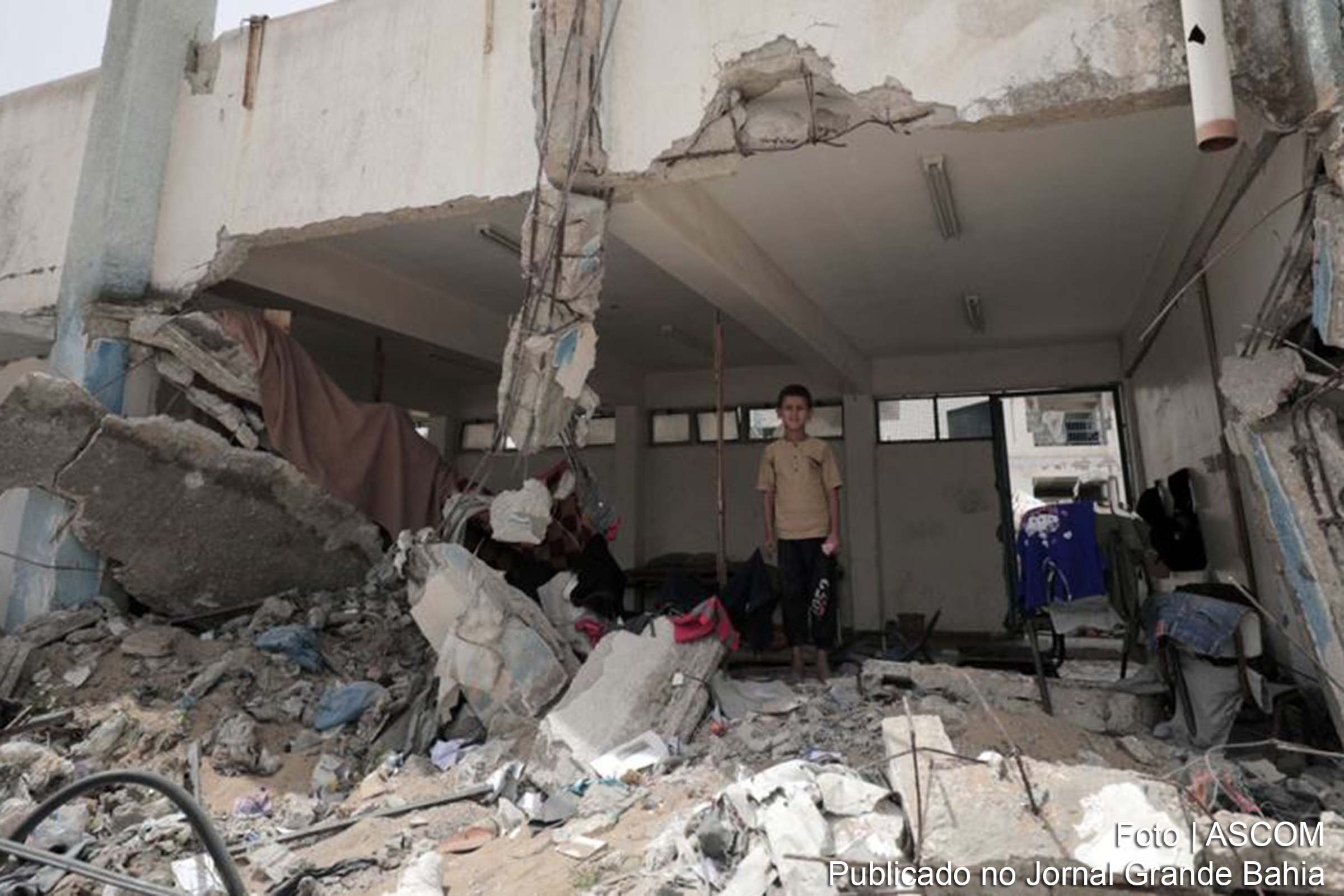 Escolas transformadas em abrigos são alvo de bombardeios em Gaza, exacerbando a crise humanitária na região.