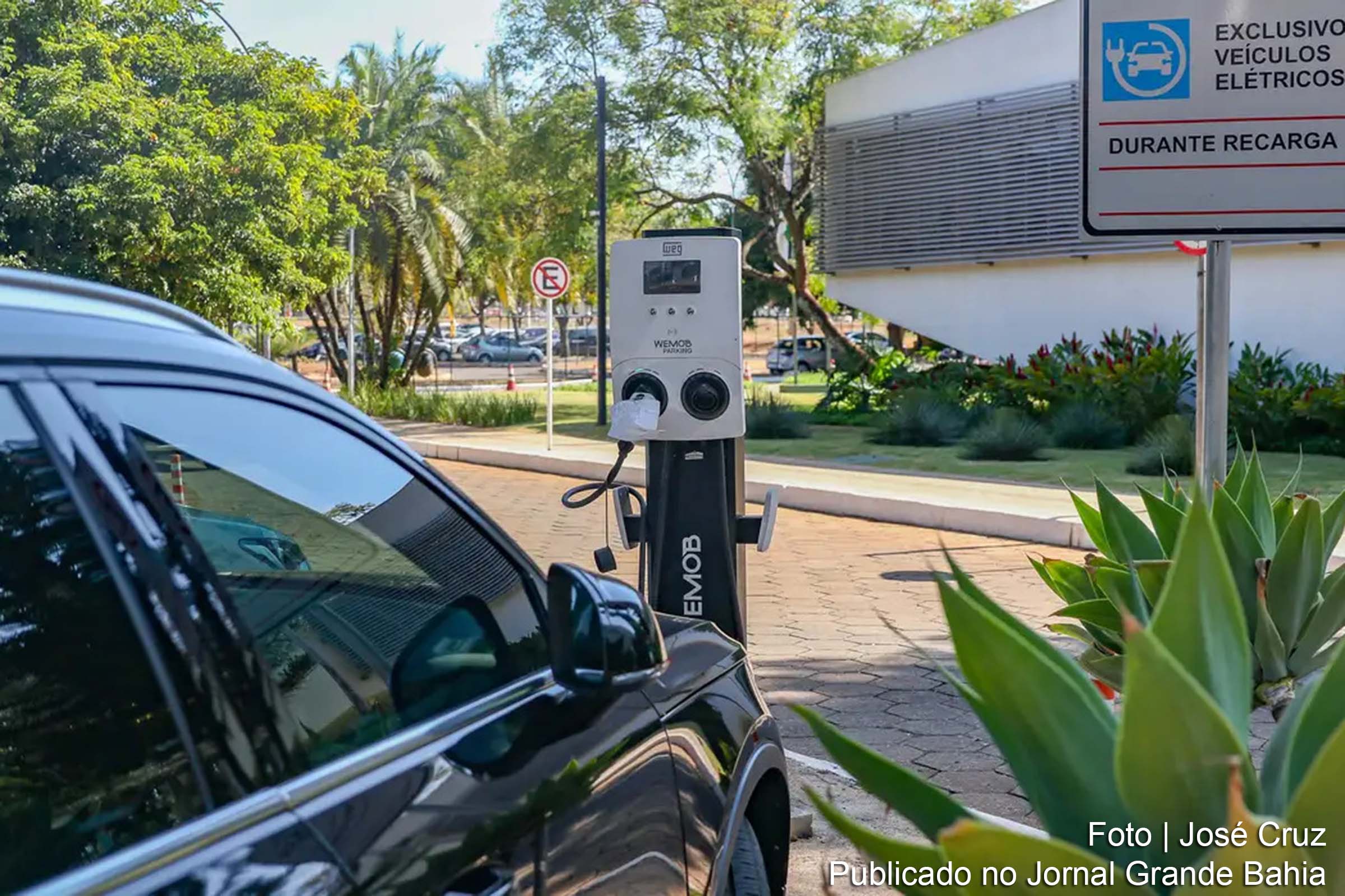 Câmara dos Deputados altera projeto de regulamentação da reforma tributária, excluindo carnes da cesta básica e incluindo carros elétricos e apostas no Imposto Seletivo.