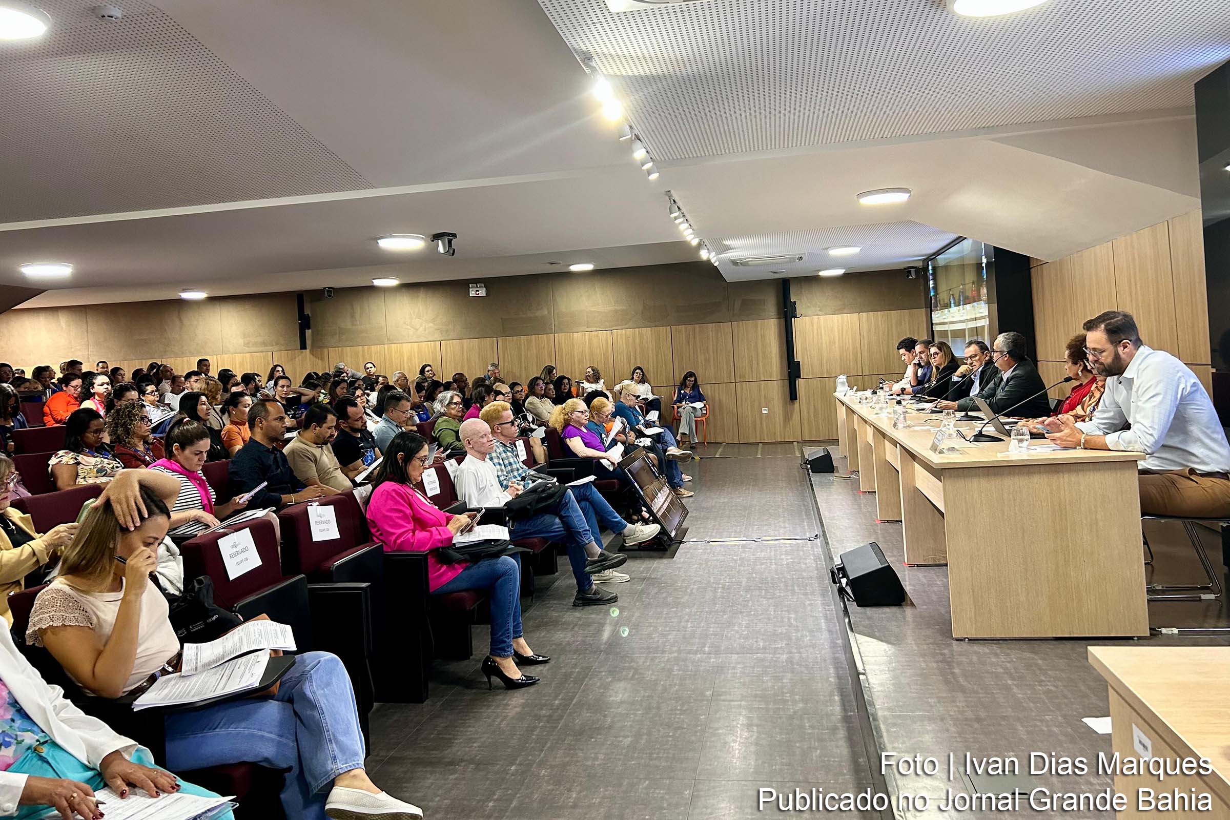 Governo da Bahia aprova diretrizes para pioneira linha de cuidado à saúde integral das pessoas com albinismo, estabelecendo um modelo de referência para uma política nacional.