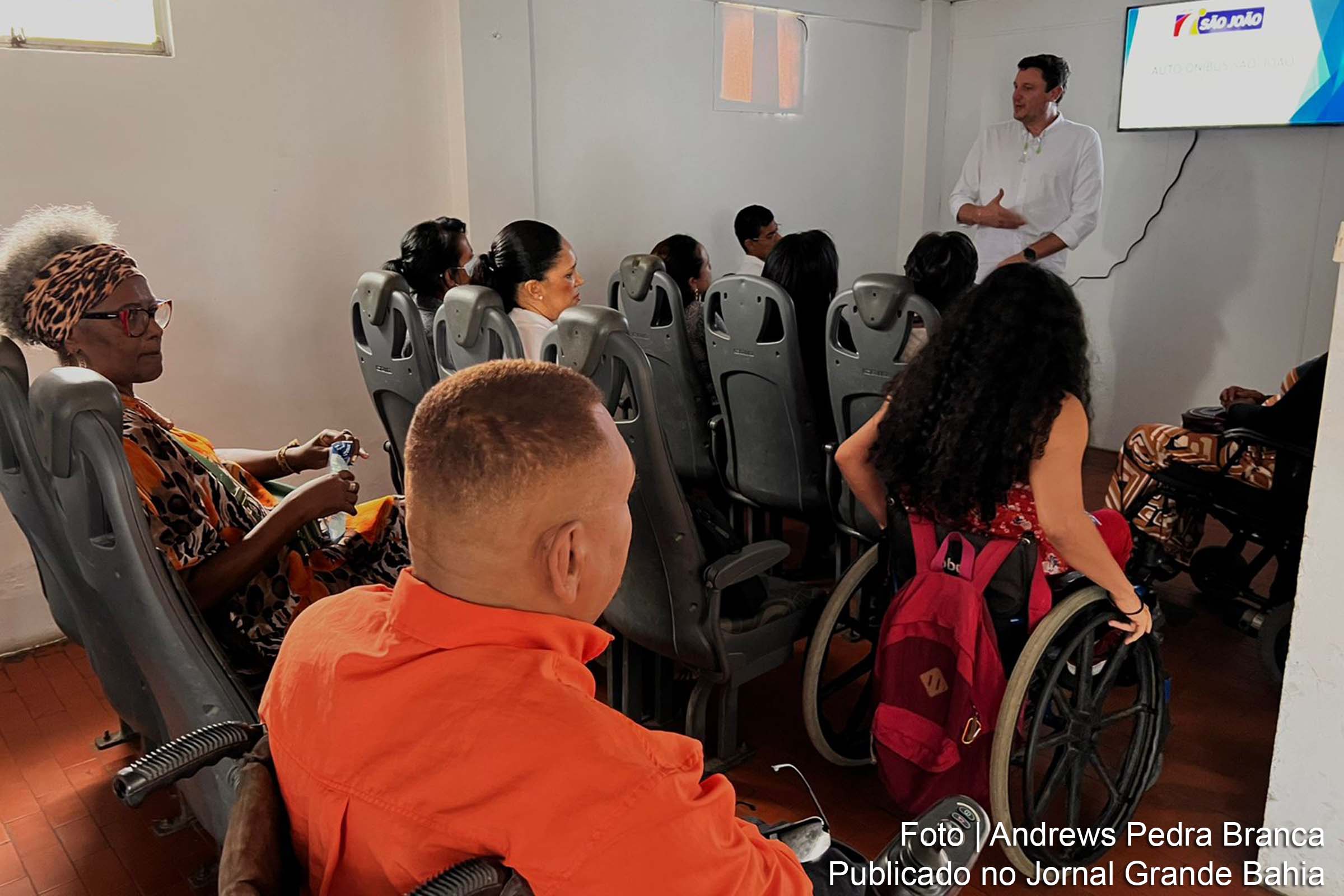 Workshop sobre plataformas elevatórias de acessibilidade reúne pessoas com deficiência, representantes da Semob e técnicos da Empresa São João.