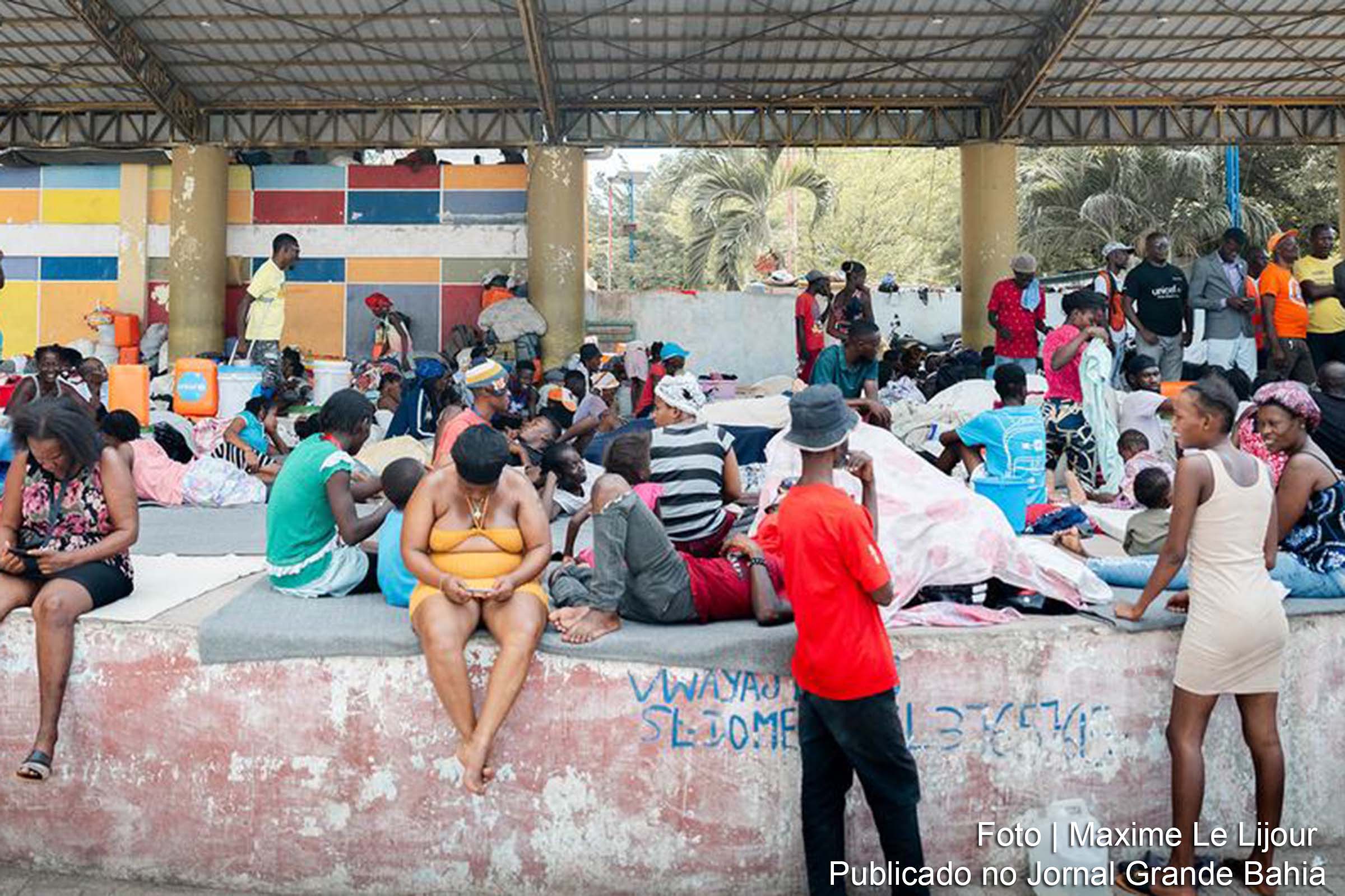 Relatório da ONU Mulheres destaca condições alarmantes enfrentadas por mulheres e meninas deslocadas no Haiti devido à instabilidade política e violência de gangues.