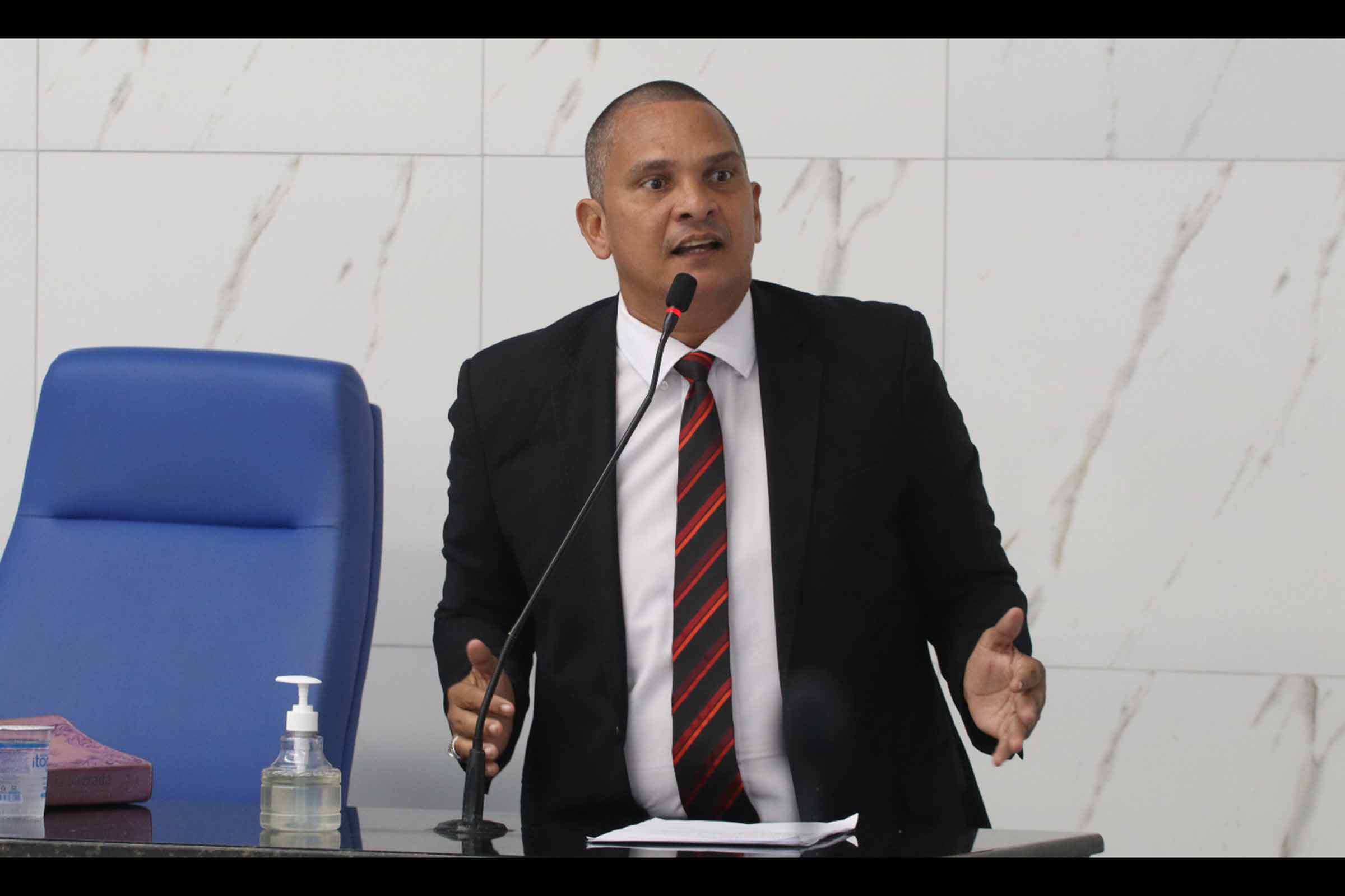 Tribunal Regional Eleitoral da Bahia concede liminar em favor de Dilson Vasconcelos Soares (Dentinho do Sindicato, PT), vereador e pré-candidato à reeleição em Camaçari, determinando a abstenção da veiculação de fake news sobre sua suposta inelegibilidade.