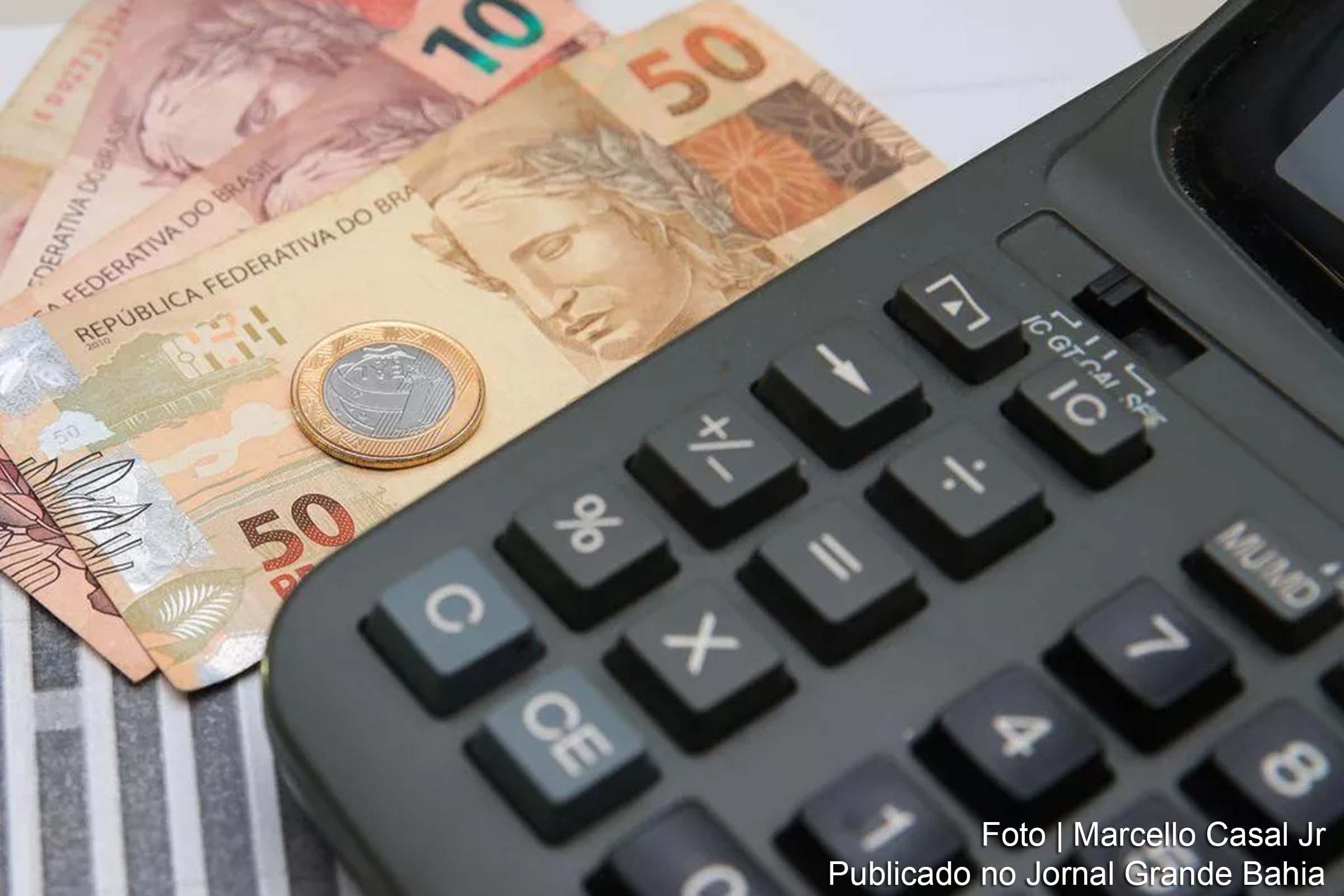 A equipe econômica do governo ajustou a projeção do déficit orçamentário para 2024, mantendo o valor dentro do limite estipulado pelo arcabouço fiscal.