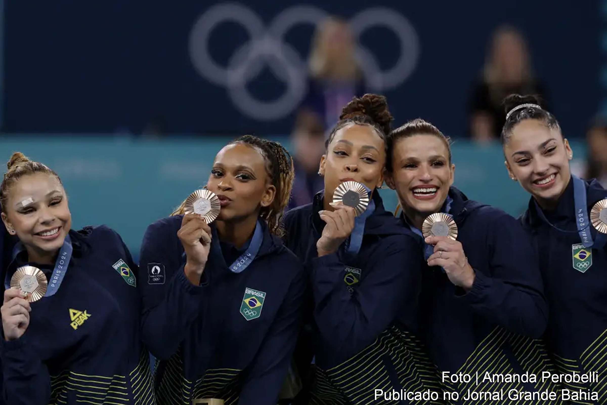 A equipe feminina de ginástica artística do Brasil garantiu a medalha de bronze nos Jogos Olímpicos de Paris, marcando a primeira vez que o país sobe ao pódio na competição por equipes dessa modalidade.