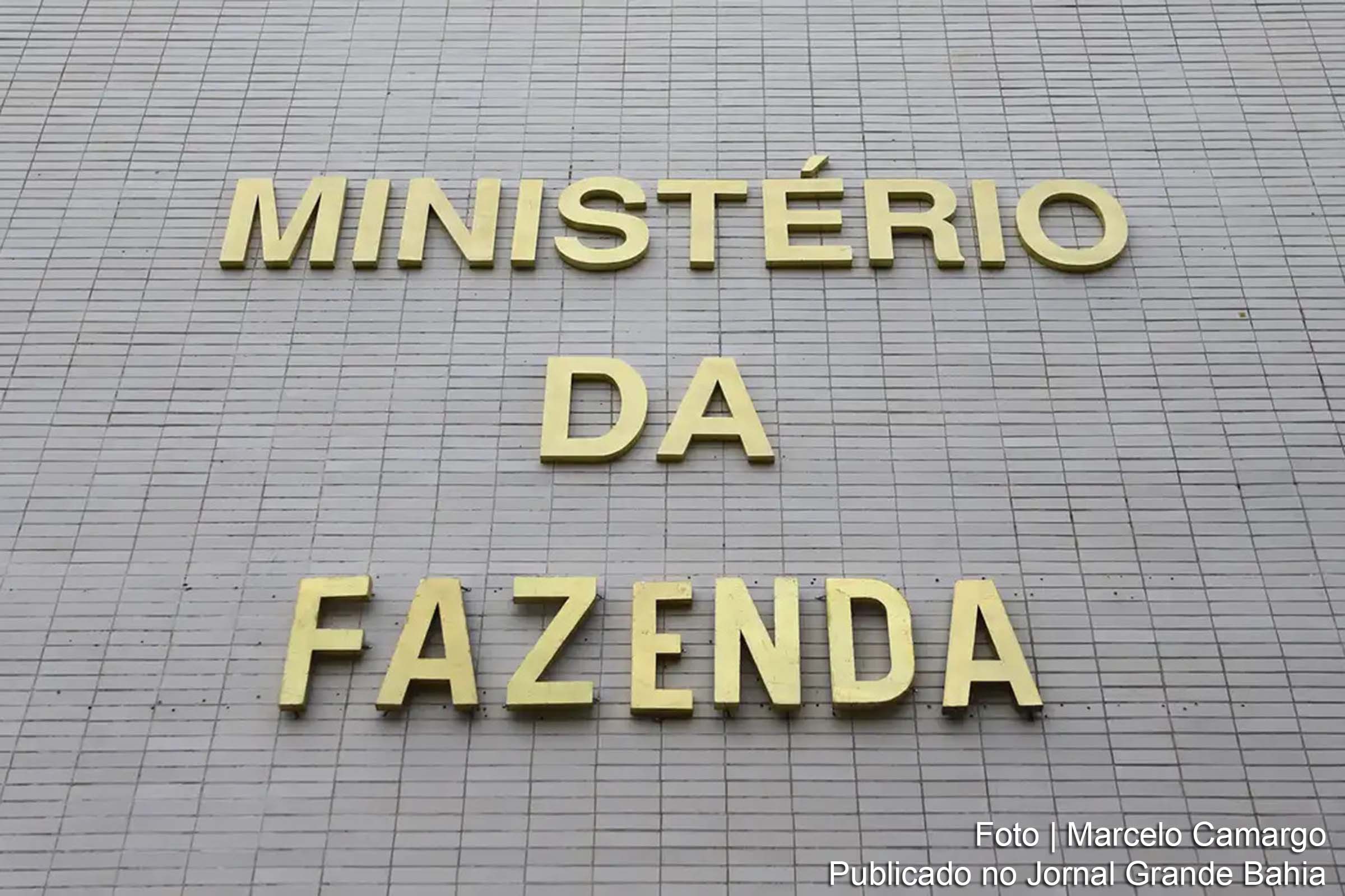 A Secretaria de Política Econômica ajusta a previsão de inflação para 2024, considerando impactos econômicos recentes, enquanto mantém projeções de crescimento do PIB.