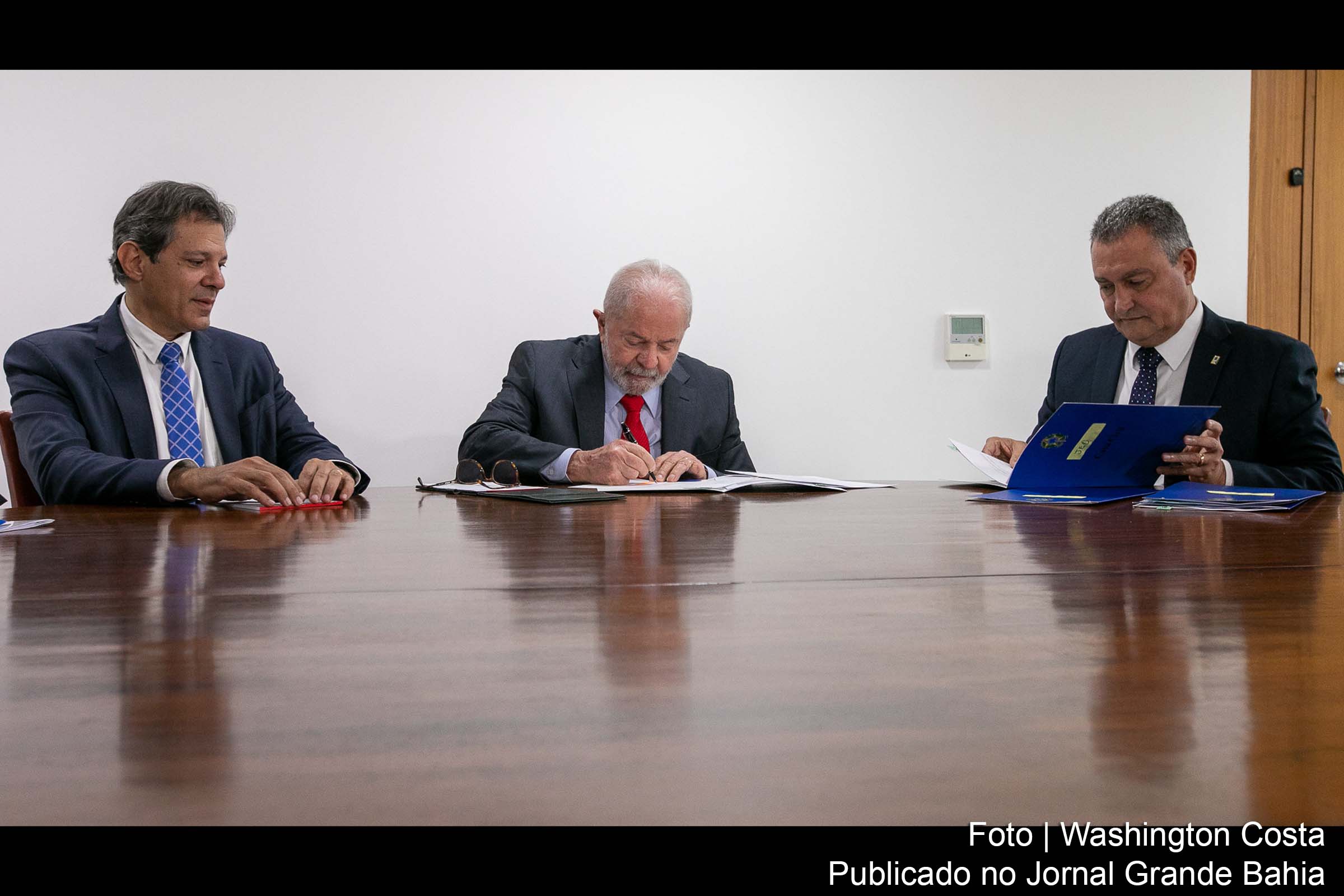 O ministro da Fazenda, Fernando Haddad, apresenta medidas de contenção de gastos com o objetivo de estabilizar a economia brasileira e tranquilizar o mercado financeiro.