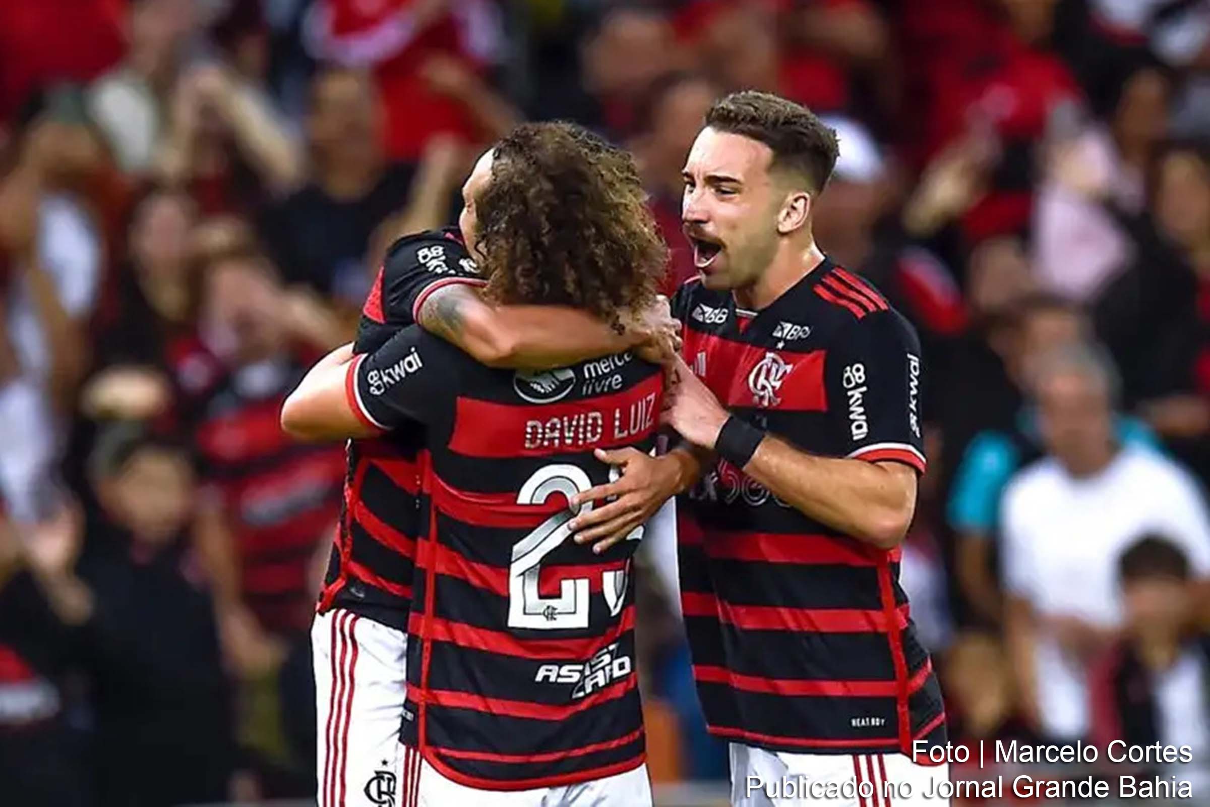 Flamengo venceu o Cruzeiro por 2 a 1 no Maracanã e assumiu a liderança do Brasileirão.