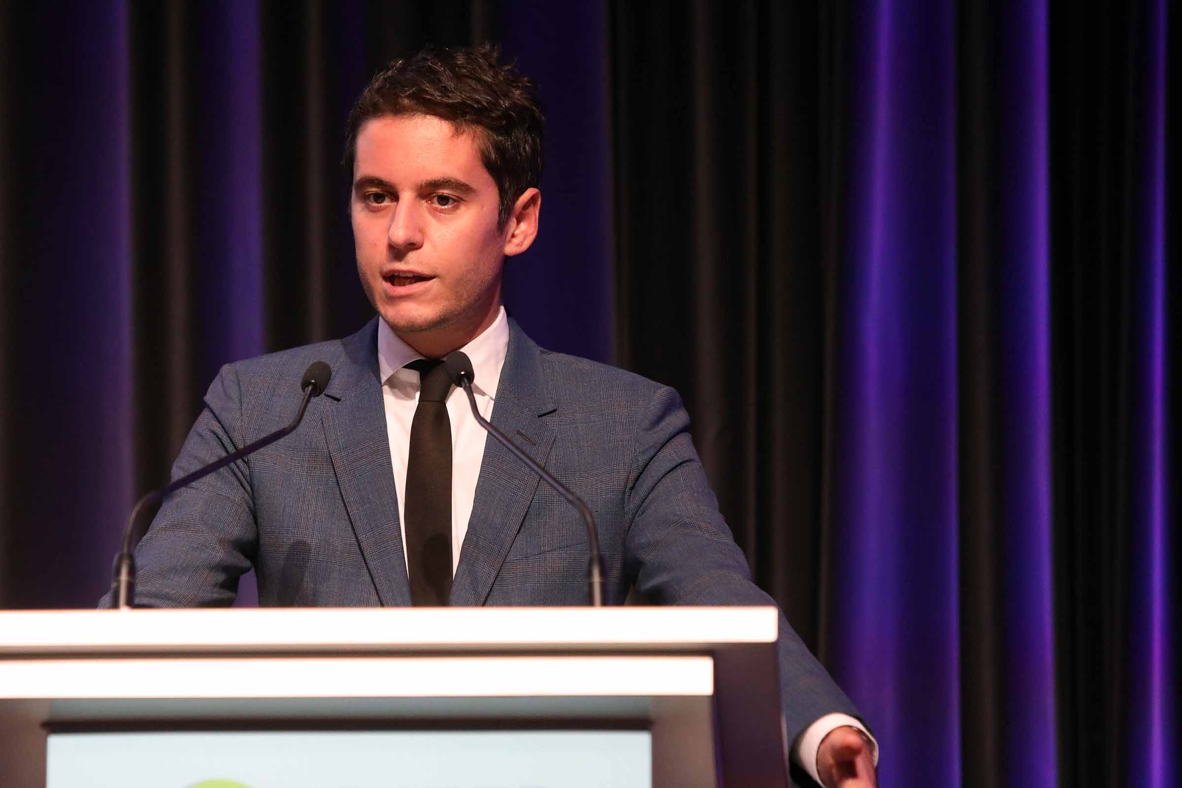 Gabriel Attal deixa o cargo de primeiro-ministro, mas governo atual permanece em atividade até a nomeação do novo gabinete do Governo da França.