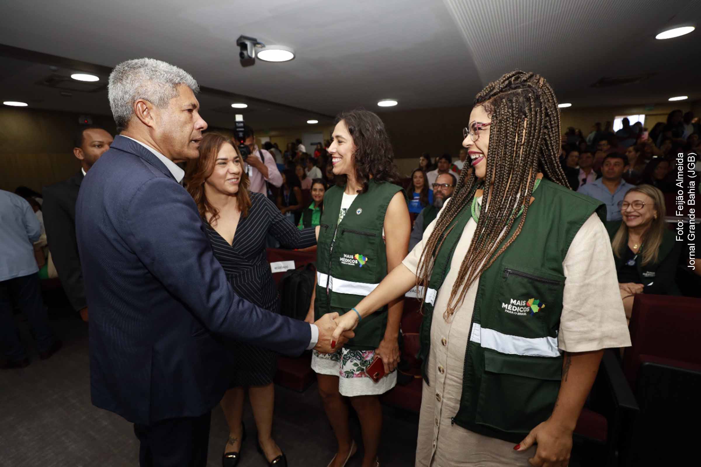 Governador Jerônimo Rodrigues recebe novos profissionais da saúde que passam a atuar no programa Mais Médicos, em evento que marca início de novas atividades.