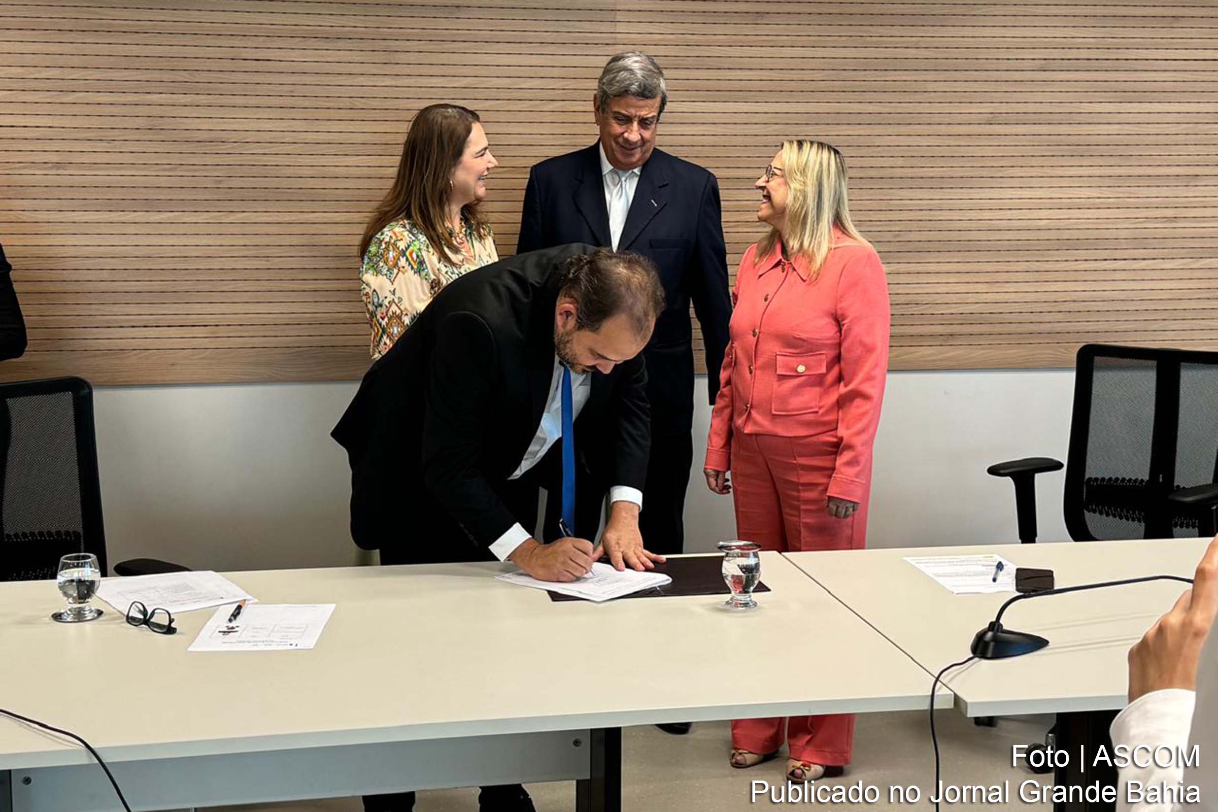 Prefeitura de Feira de Santana e Tribunal de Justiça da Bahia assinam acordo para utilizar inteligência artificial na análise de processos fiscais, visando maior celeridade e eficiência no serviço público.
