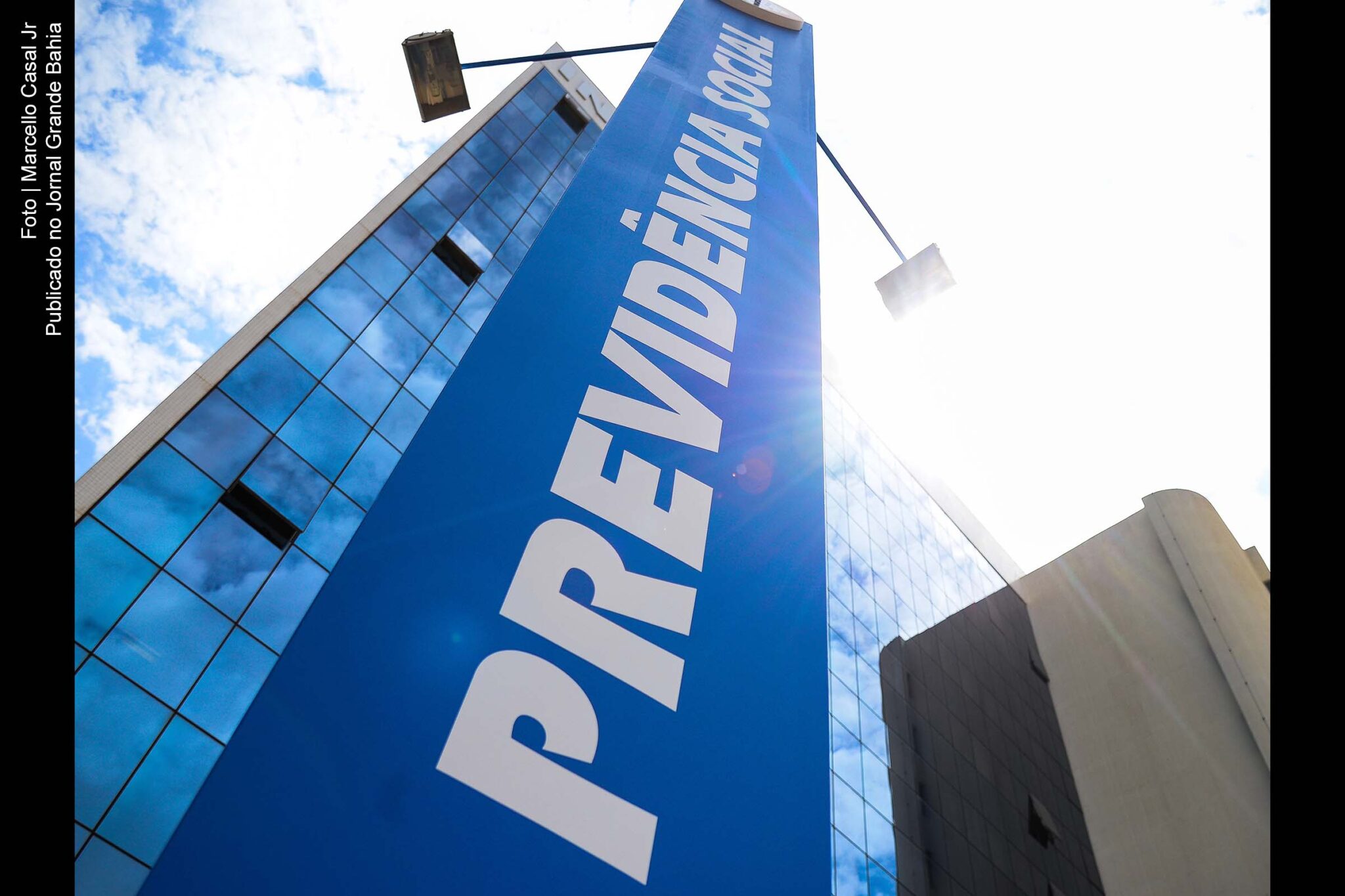 Greve nacional dos servidores do INSS busca reajuste salarial e melhores condições de trabalho, afetando serviços de concessão de benefícios.