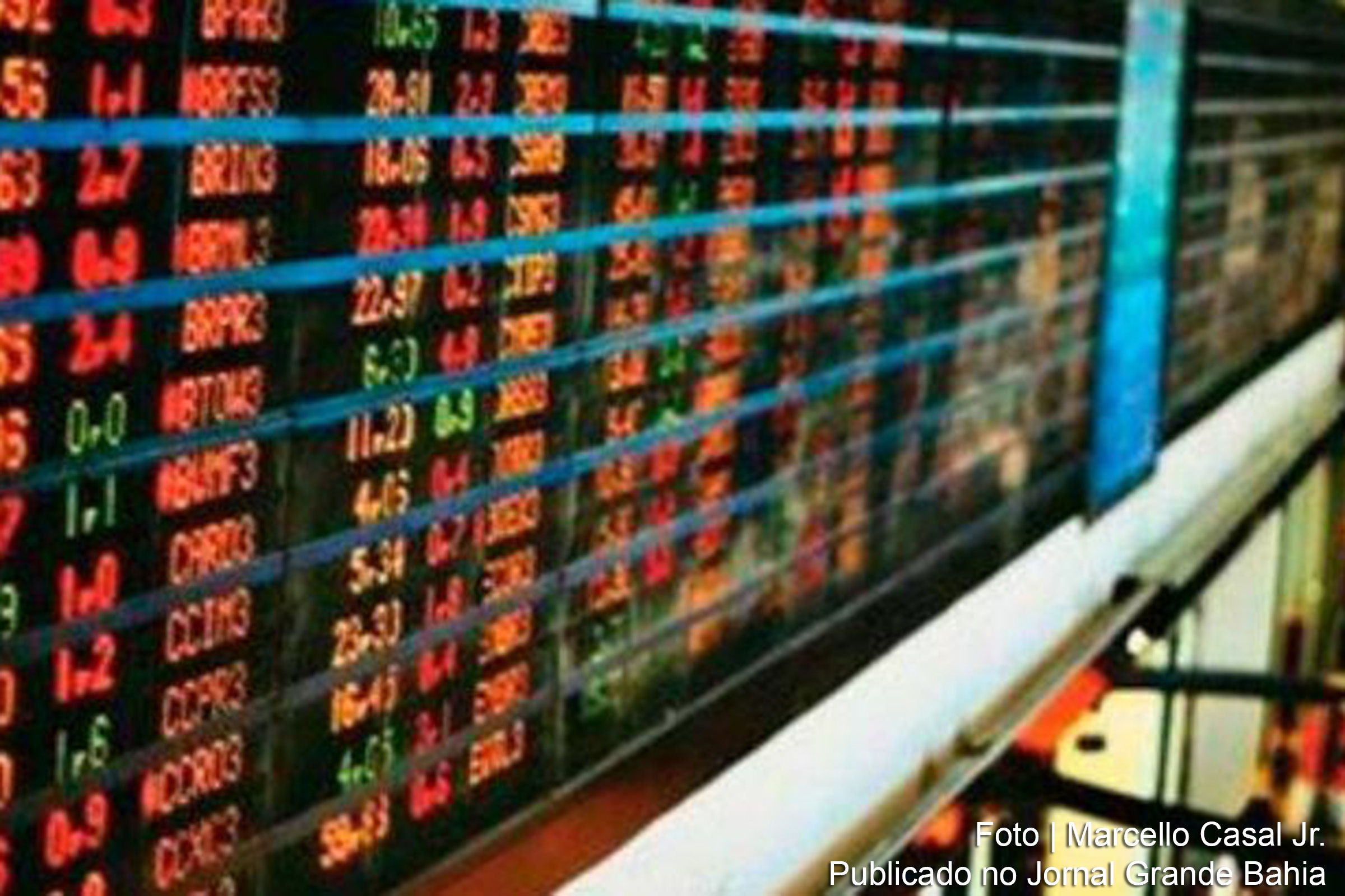 O índice da bolsa de valores brasileira, Ibovespa, registra alta de 0,25%, alcançando 129.450 pontos, impulsionado por ações de grandes empresas e sinalizações econômicas positivas no exterior.