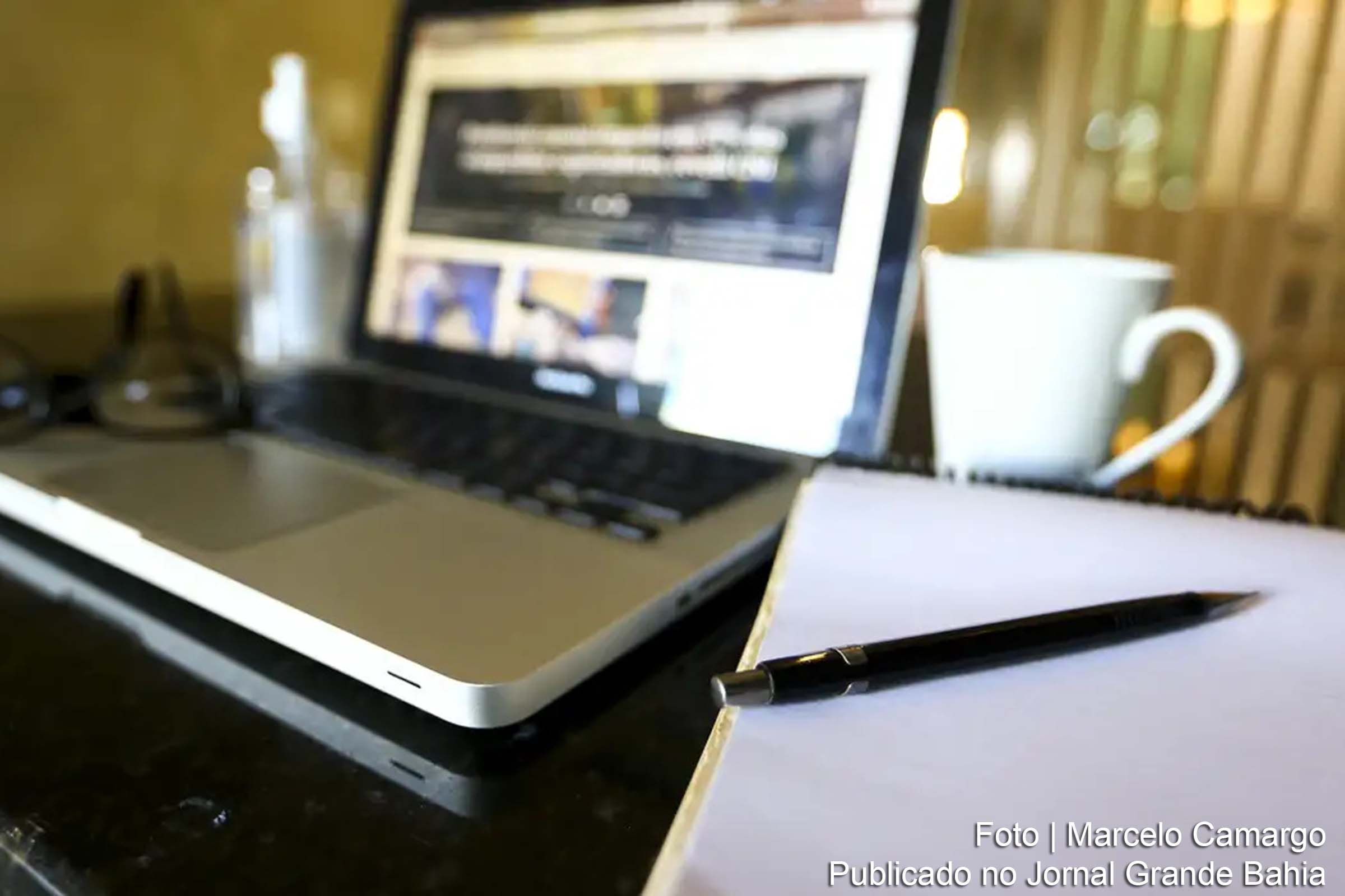 O apagão cibernético global causado pela CrowdStrike interrompeu voos da Azul e serviços bancários do Bradesco, afetando usuários e operações em diversos países.